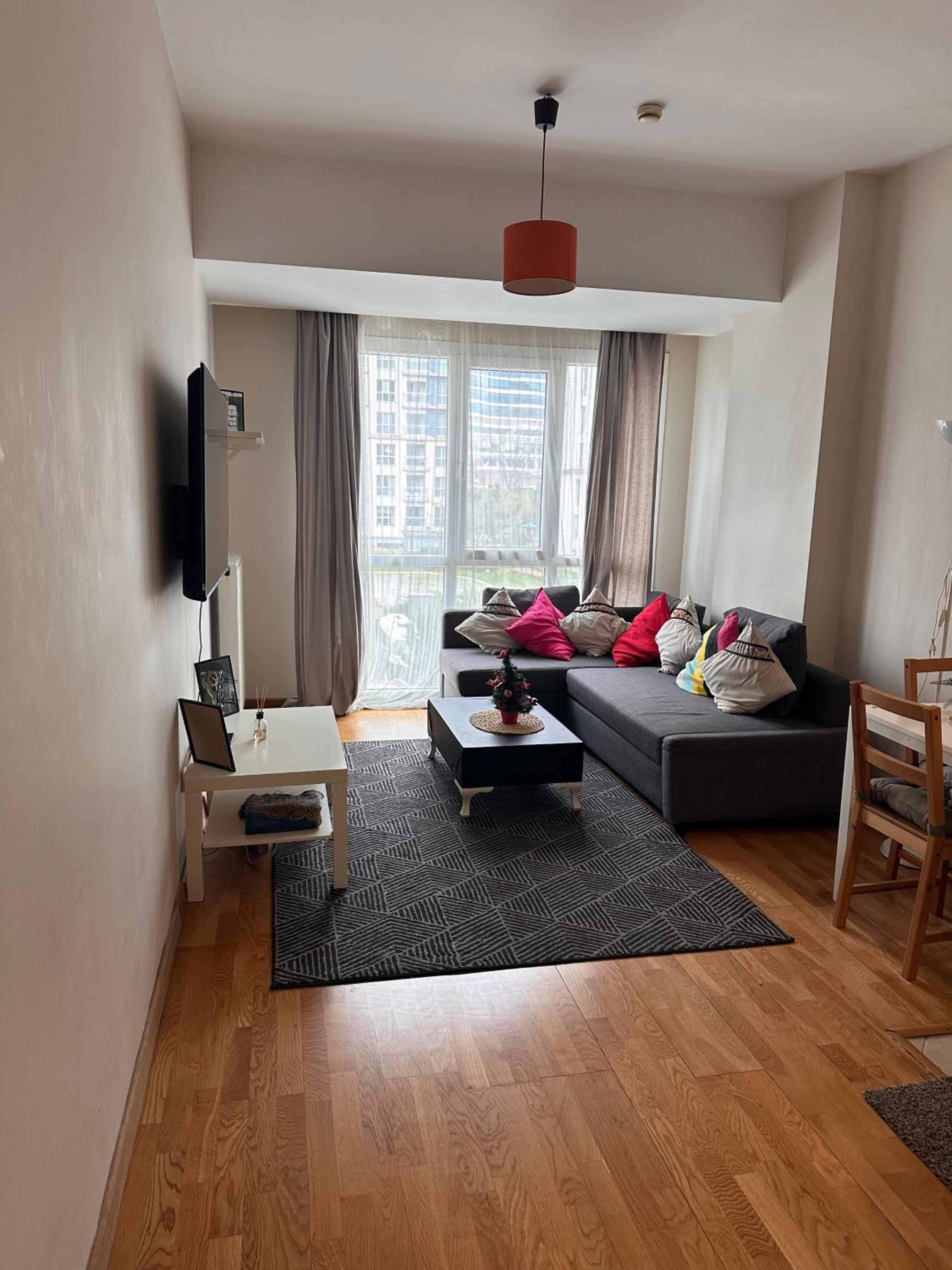One-Bedroom Apartment photo 1