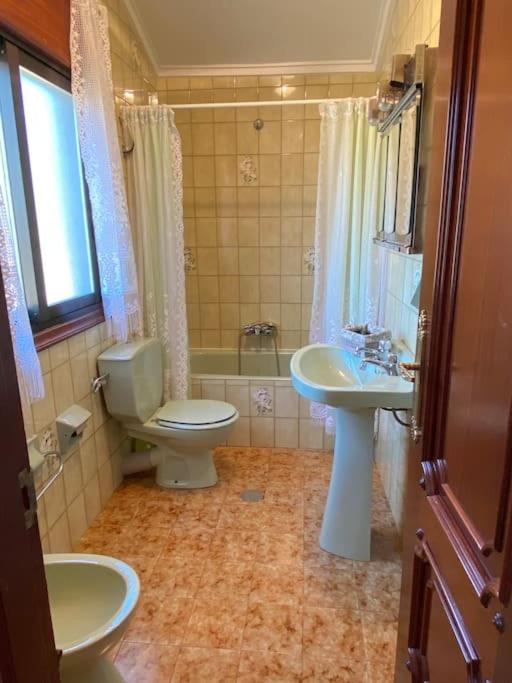 Six-Bedroom House photo 2