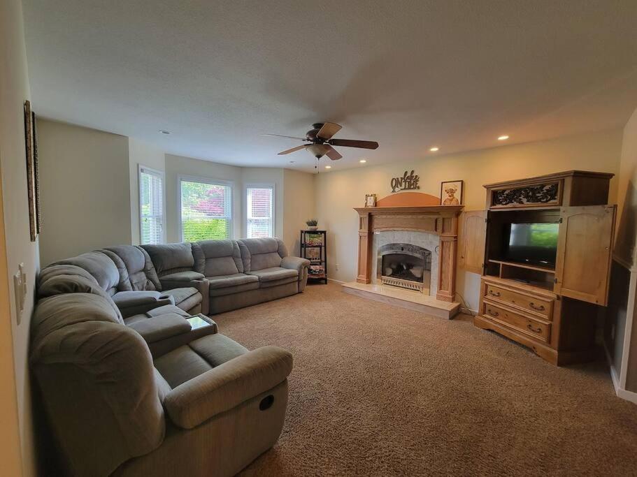 Six-Bedroom House photo 2