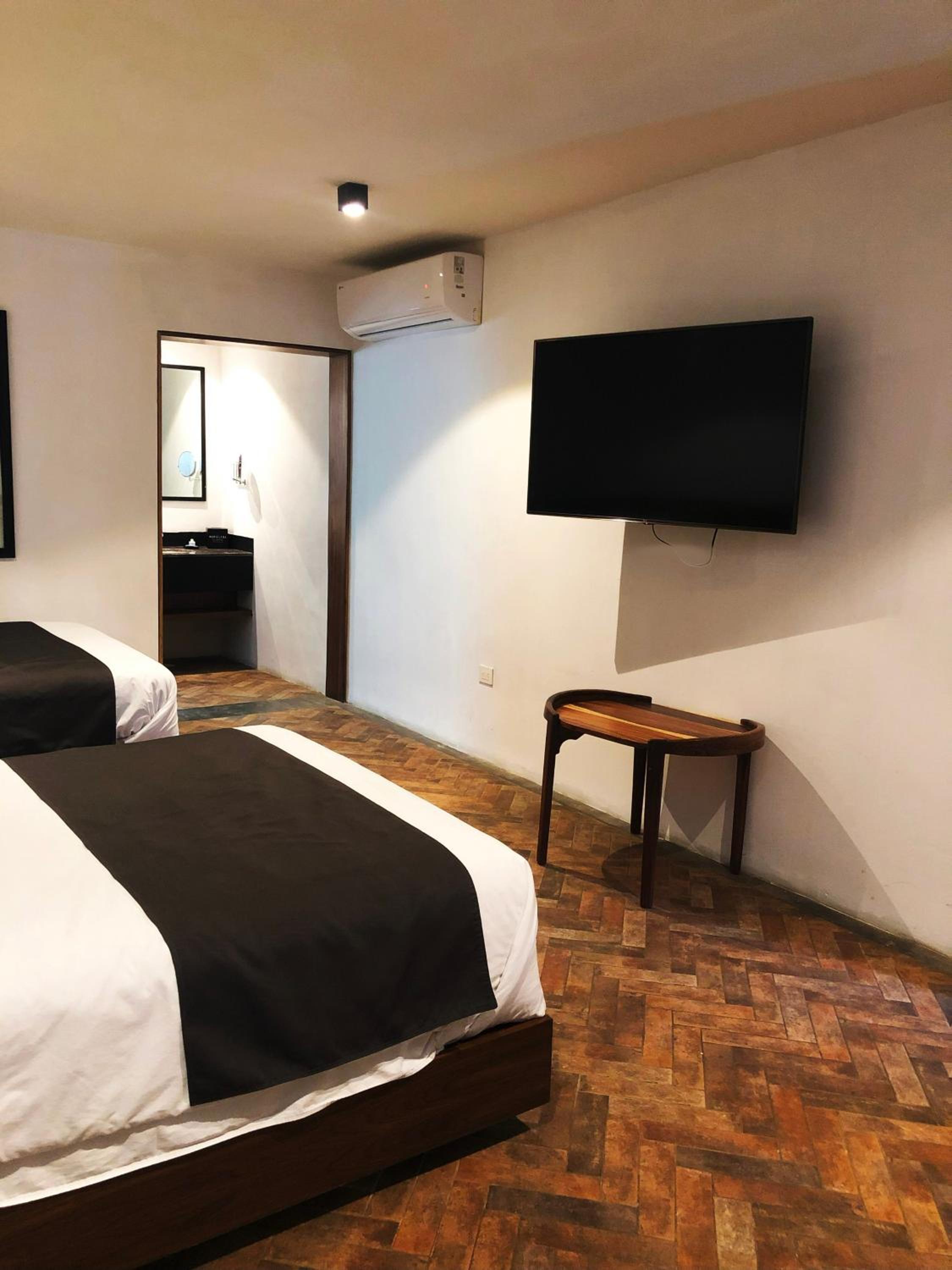 Queen Room with Two Queen Beds - Disability Access - Photo 5