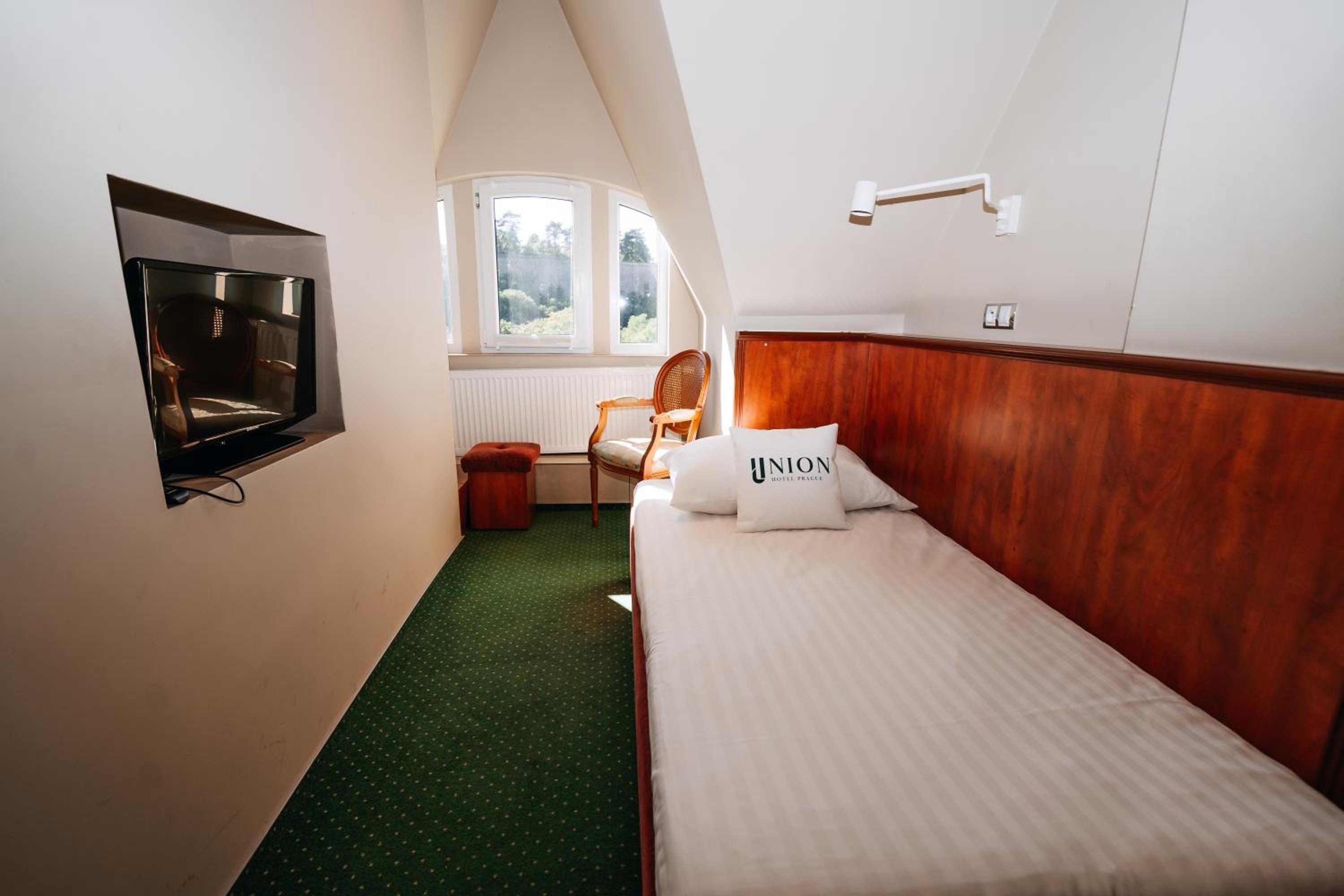 Single Room thumbnail 5