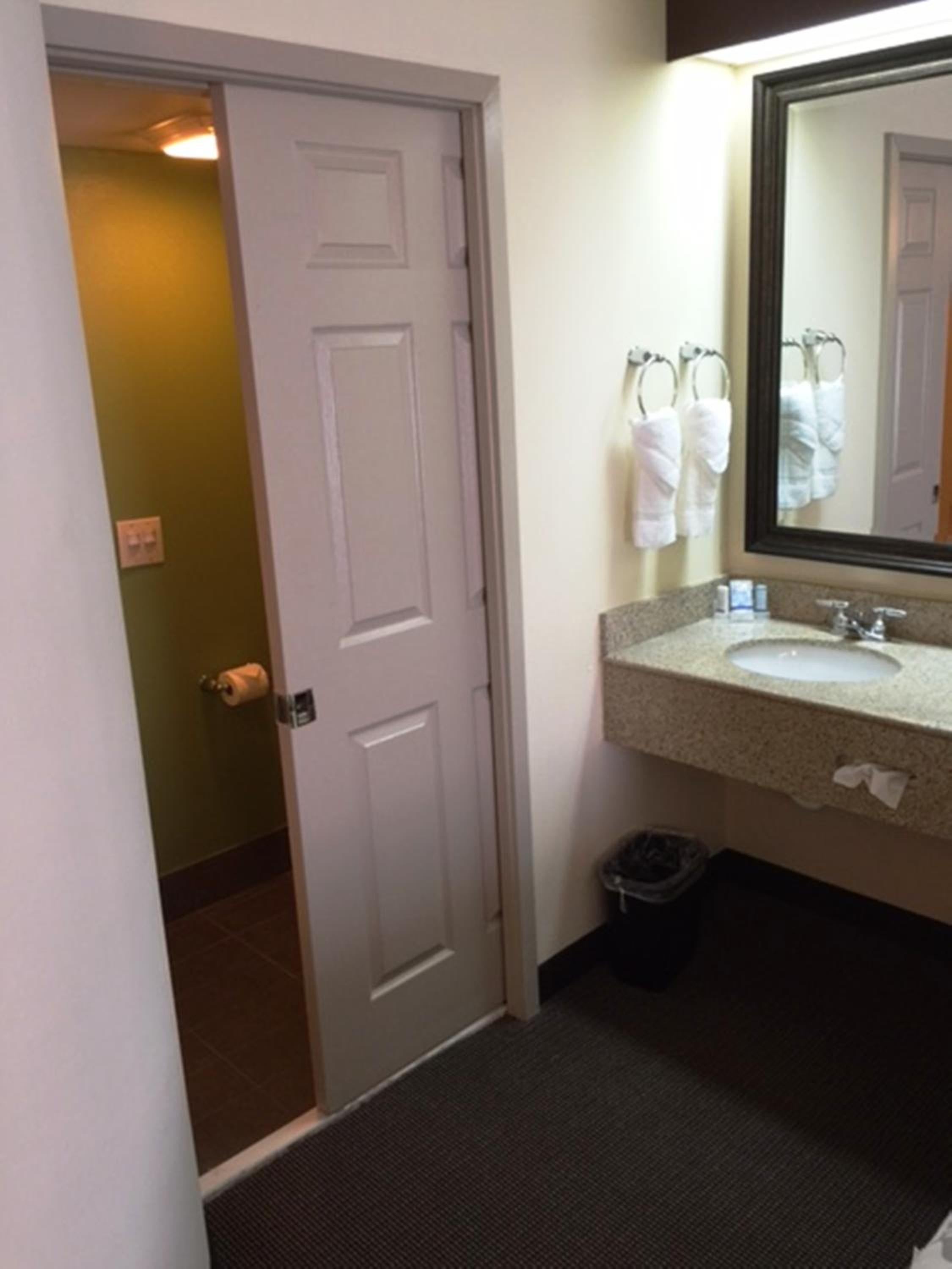 Queen Room - Disability Access/Non-Smoking - Photo 4