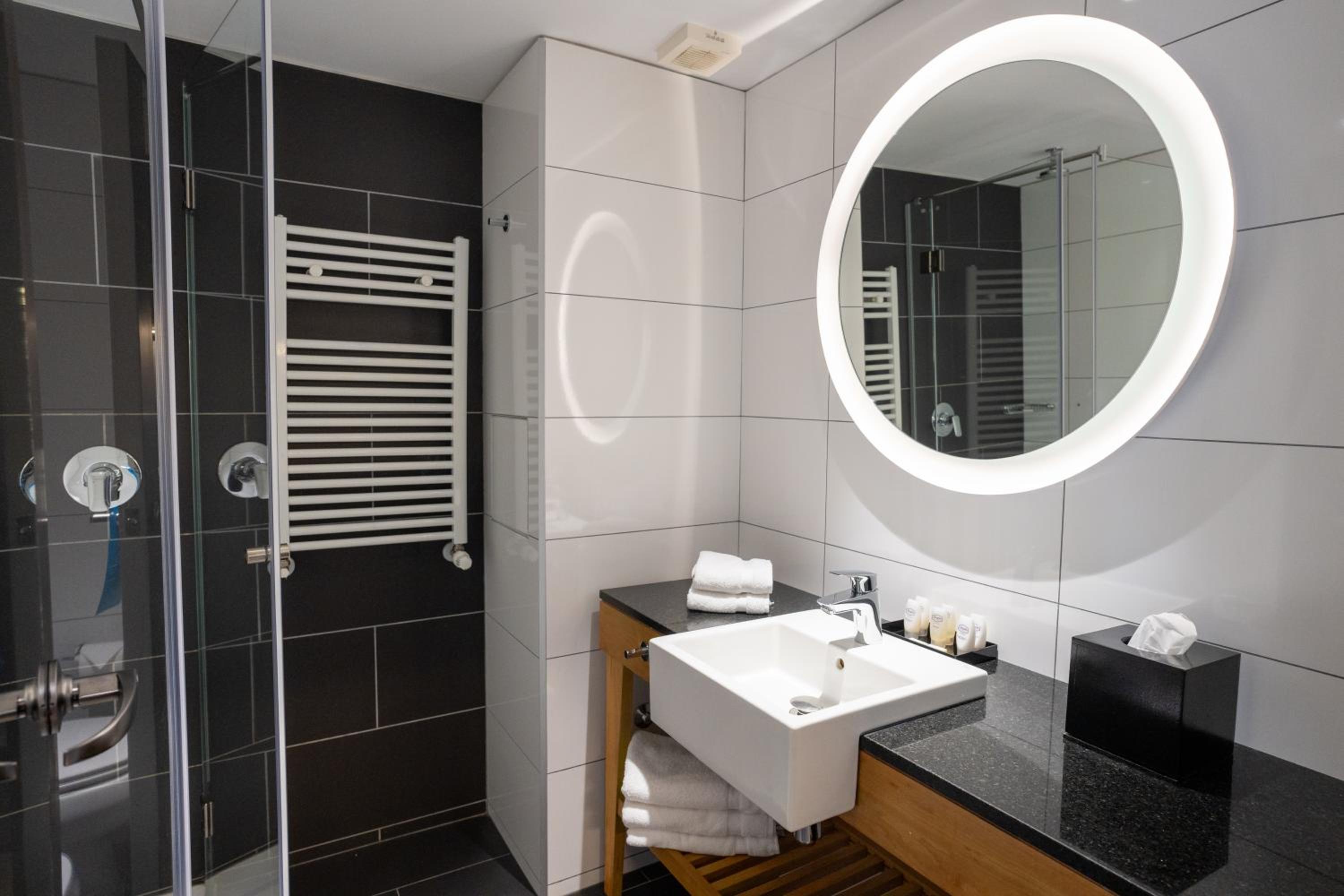 Standard Room - Two Twin Beds - Lake View