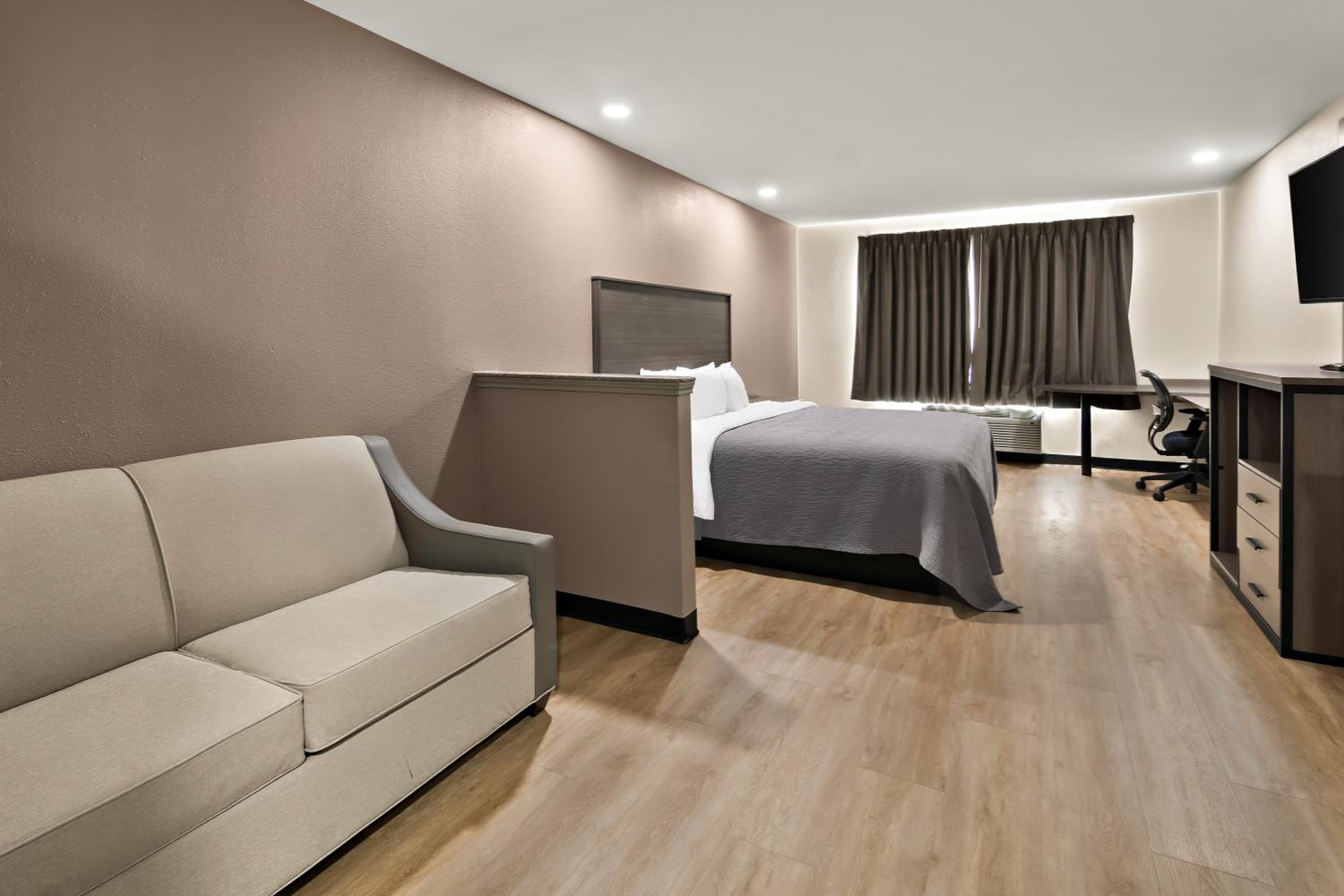 King Suite with Sofa - Non Smoking/Interior Hall - Photo 6