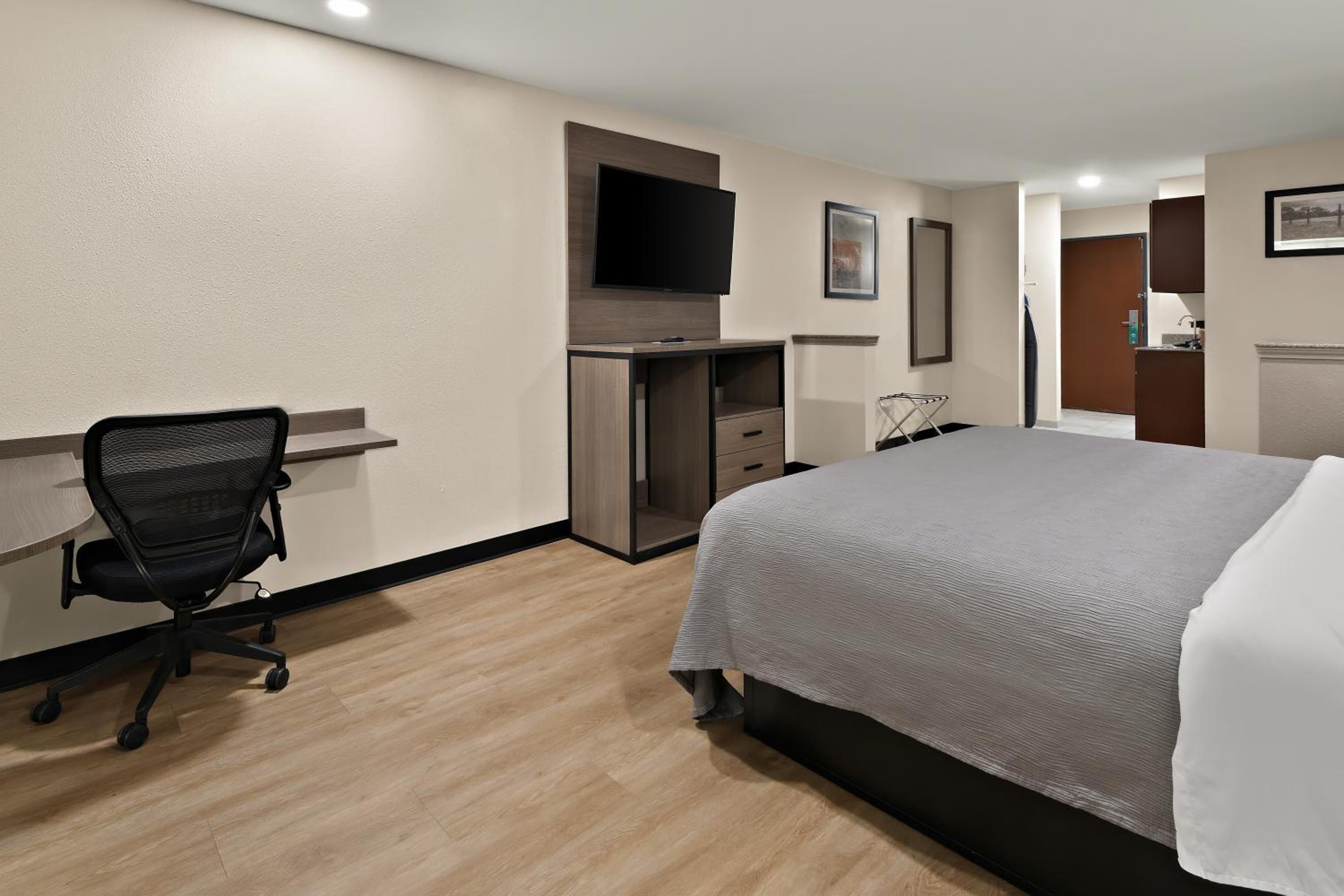 King Suite with Sofa - Non Smoking/Interior Hall - Photo 5