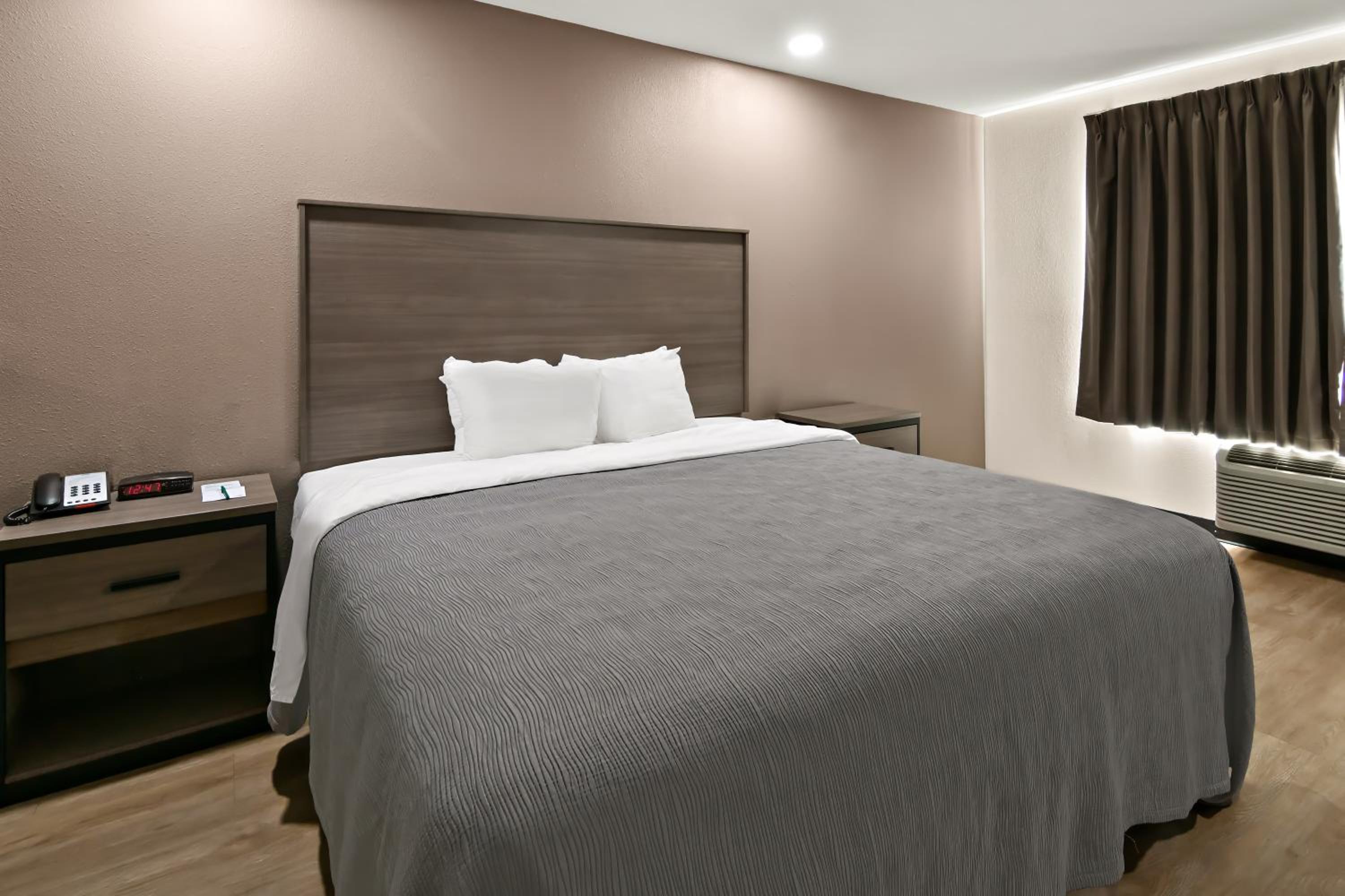 King Suite with Sofa - Non Smoking/Interior Hall - Photo 4