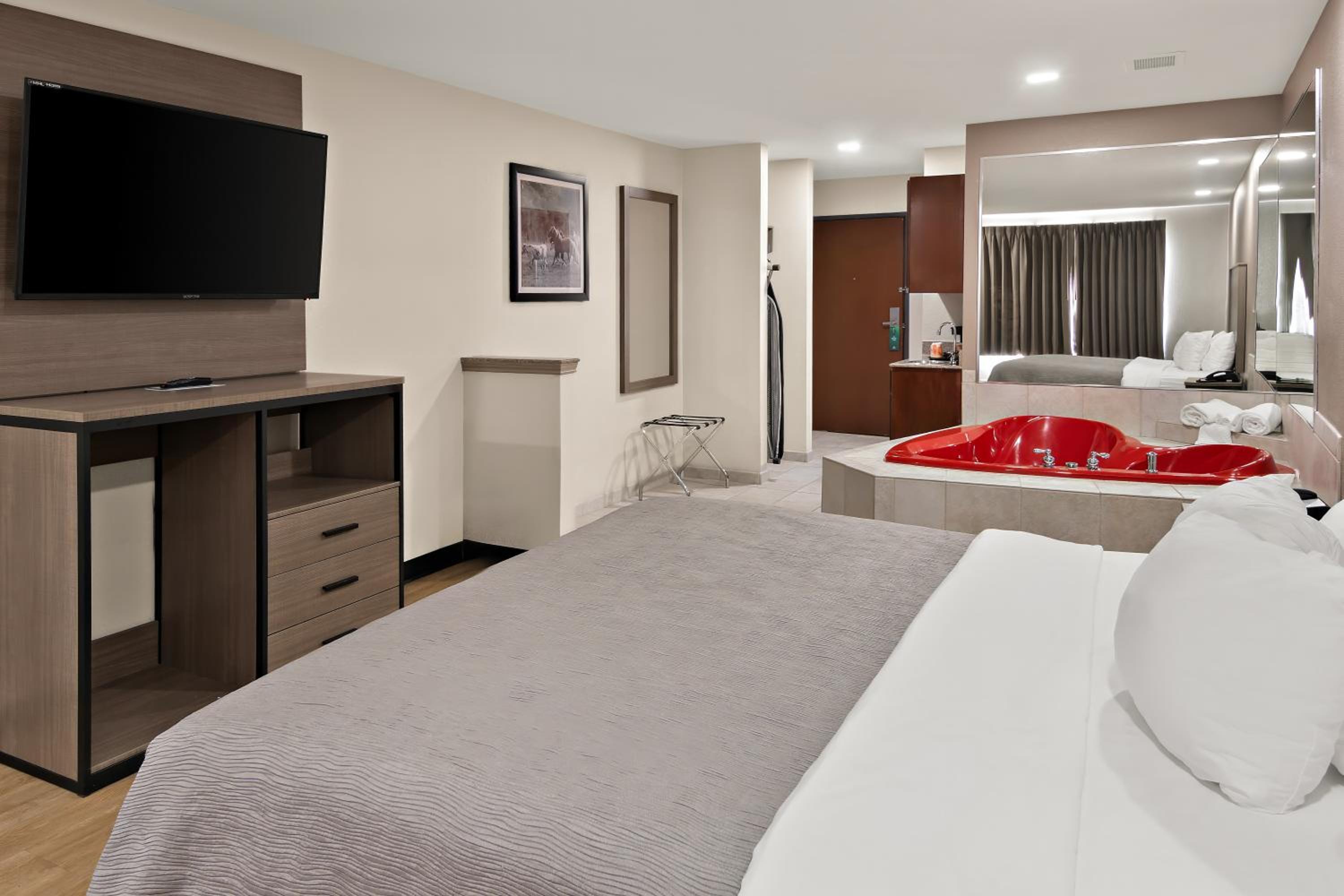 King Suite with Whirlpool - Non Smoking/Ground floor - Photo 3