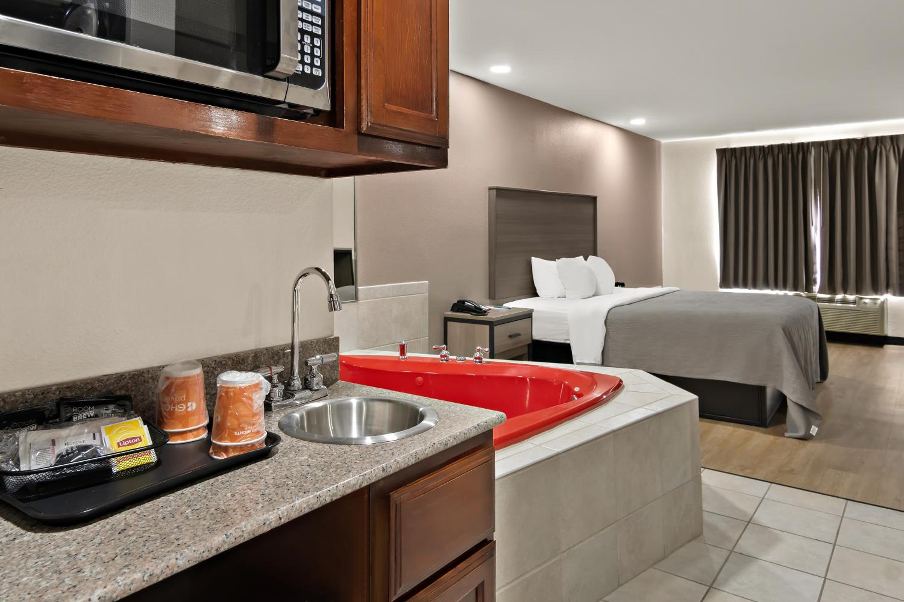 King Suite with Whirlpool - Non Smoking/Ground floor - Photo 5