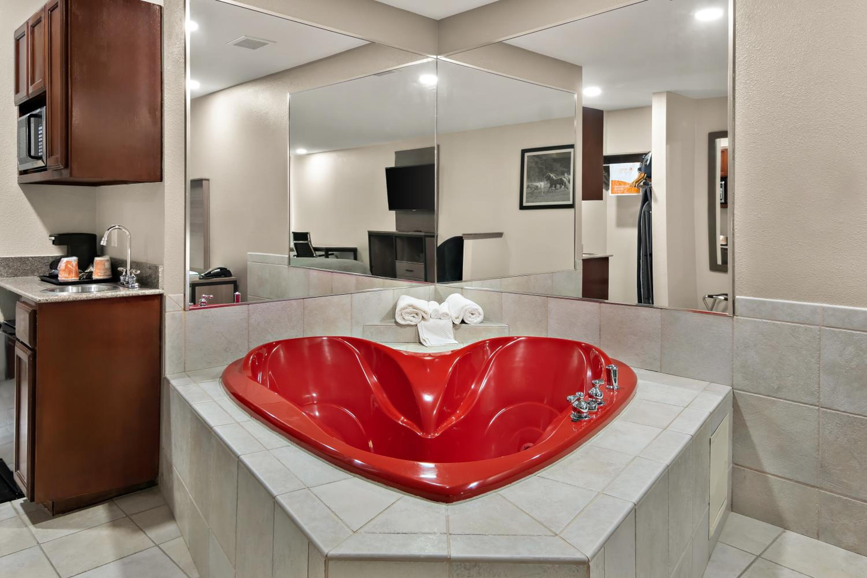 King Suite with Whirlpool - Non Smoking/Ground floor - Photo 4