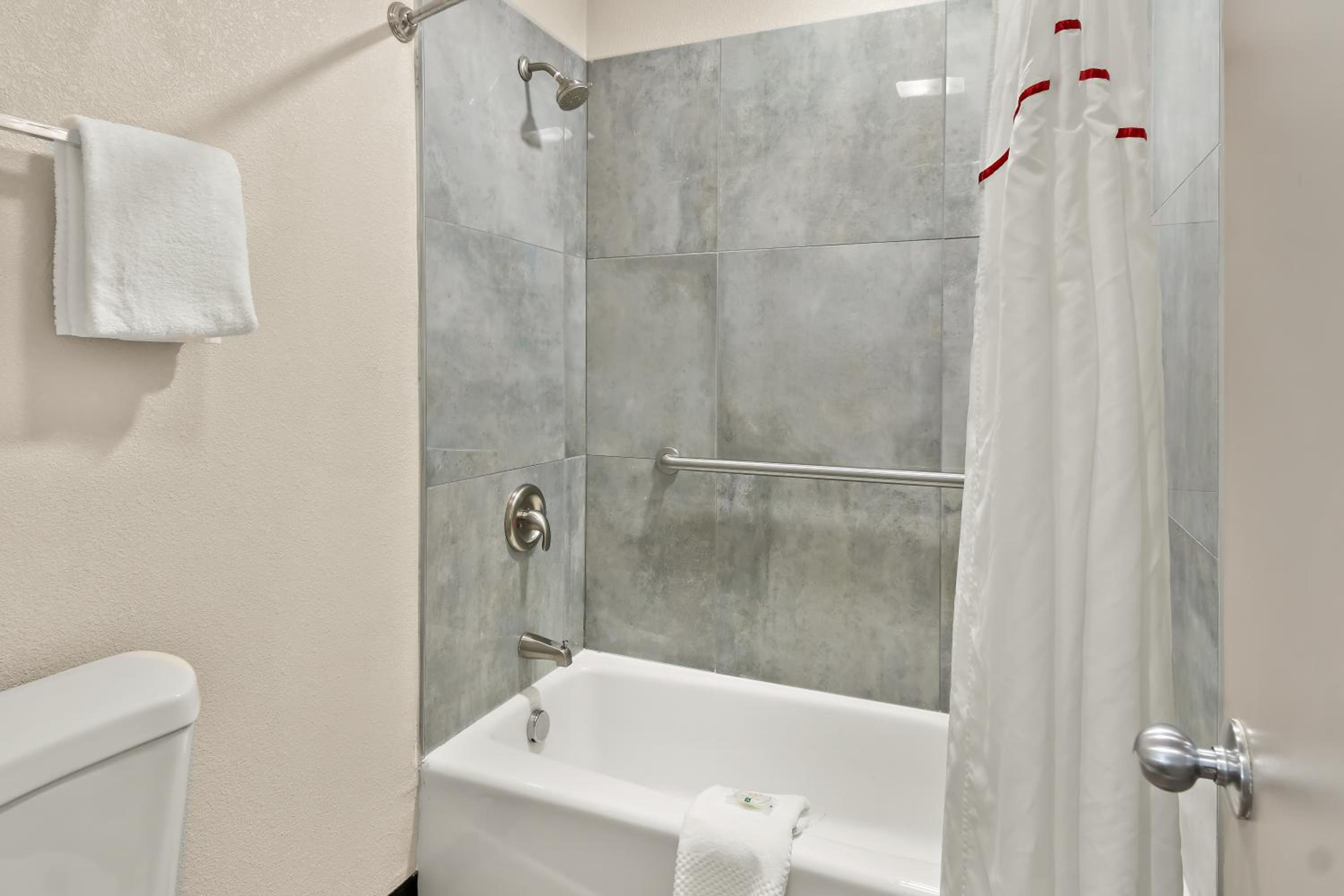 King Room - Non Smoking/Exterior Hall - Photo 5