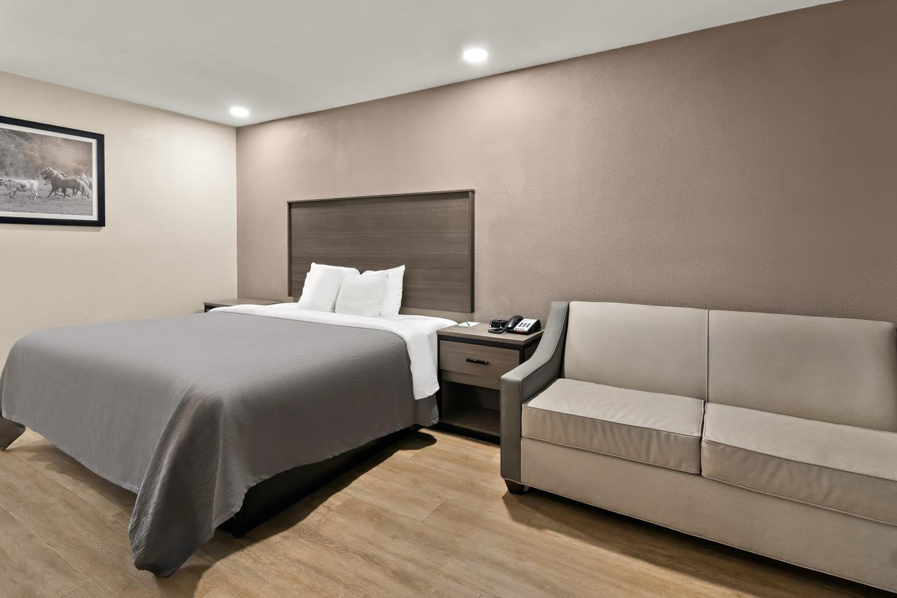 King Room - Non Smoking/Exterior Hall - Photo 4