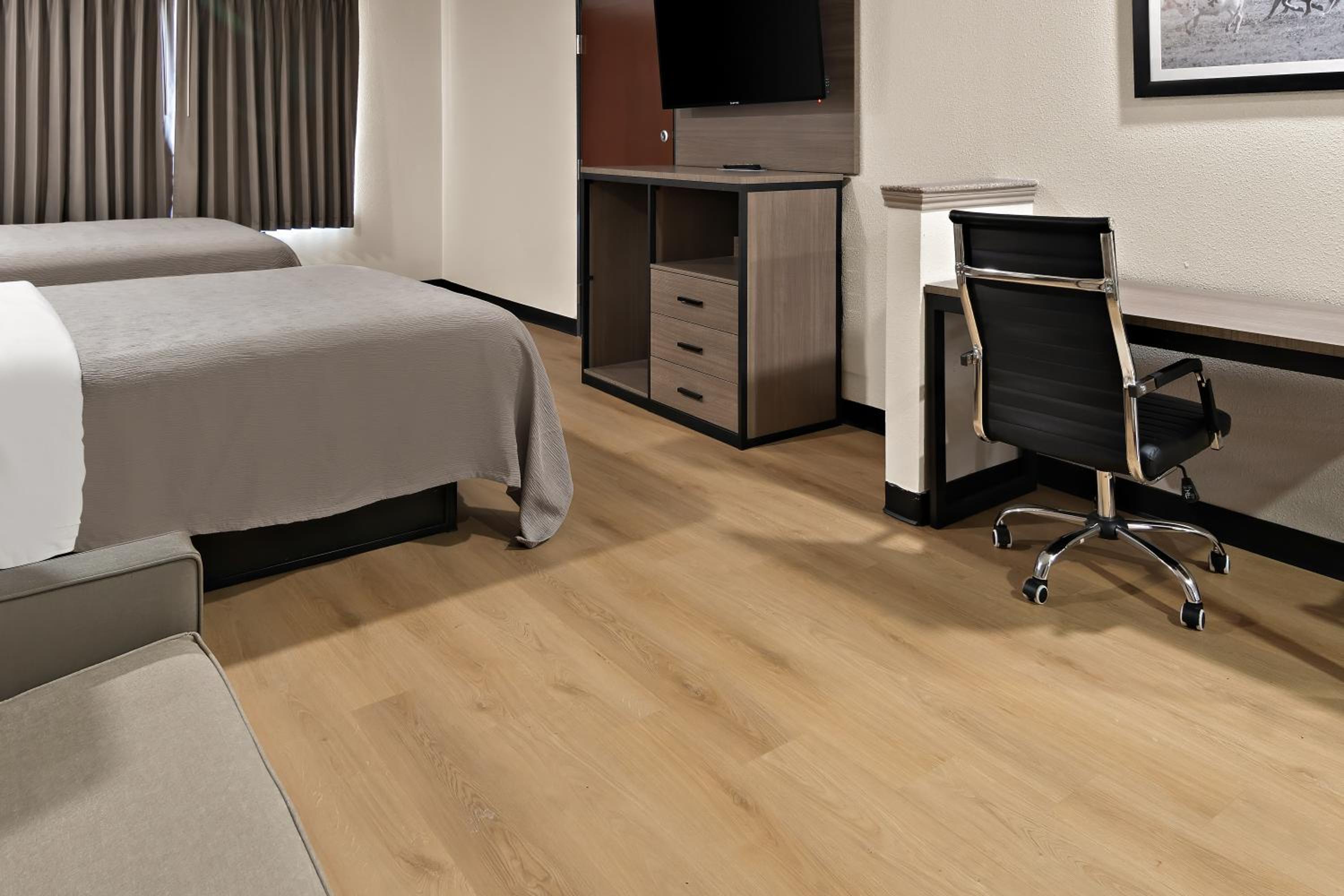 Queen Suite with Two Queen Beds and Sofa - Non Smoking/Interior Hall - Photo 3