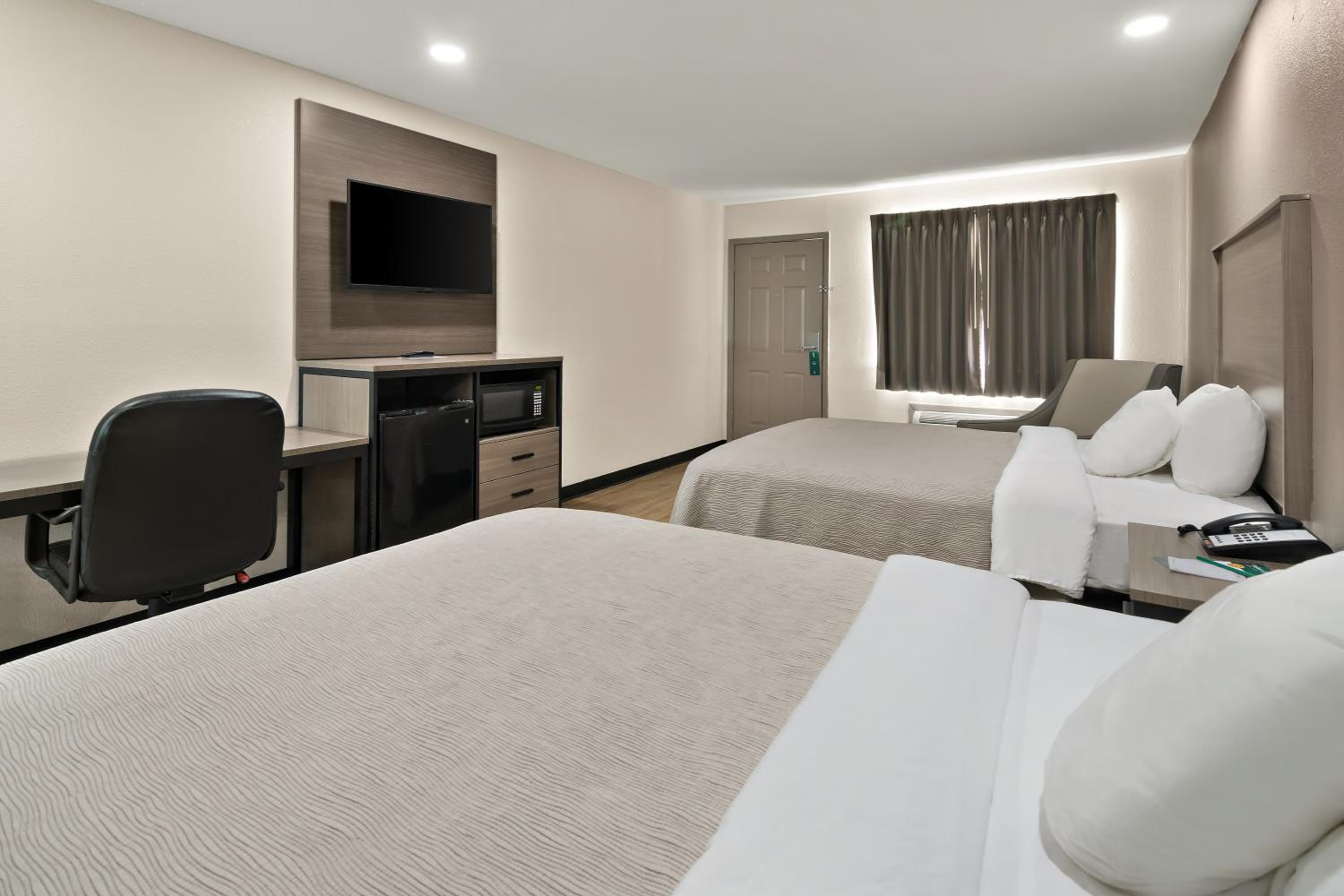 Quadruple Room with Two Queen Beds - Non Smoking - Photo 4