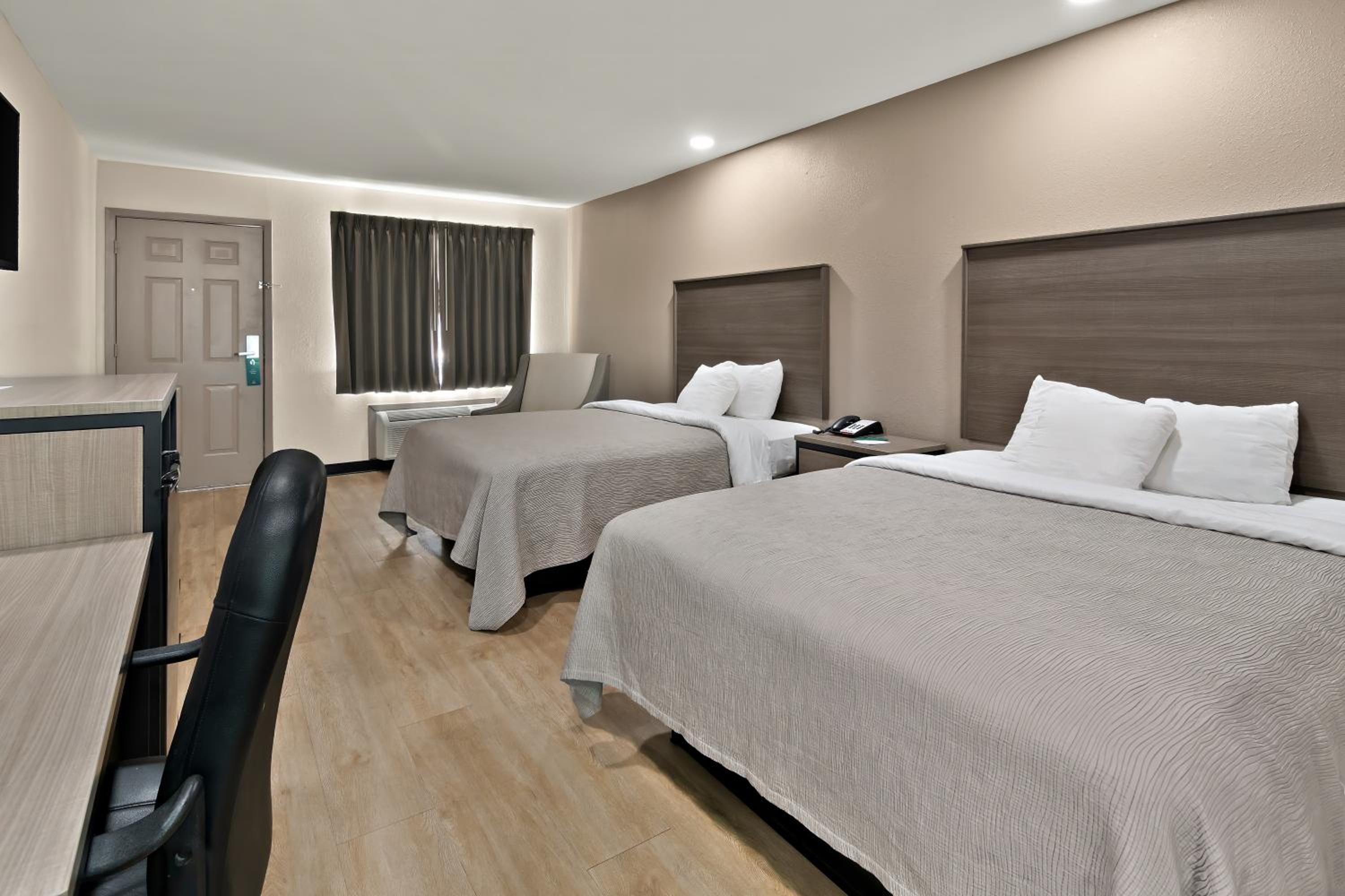 Quadruple Room with Two Queen Beds - Disability Access/Non Smoking/Ground floor - Photo 1