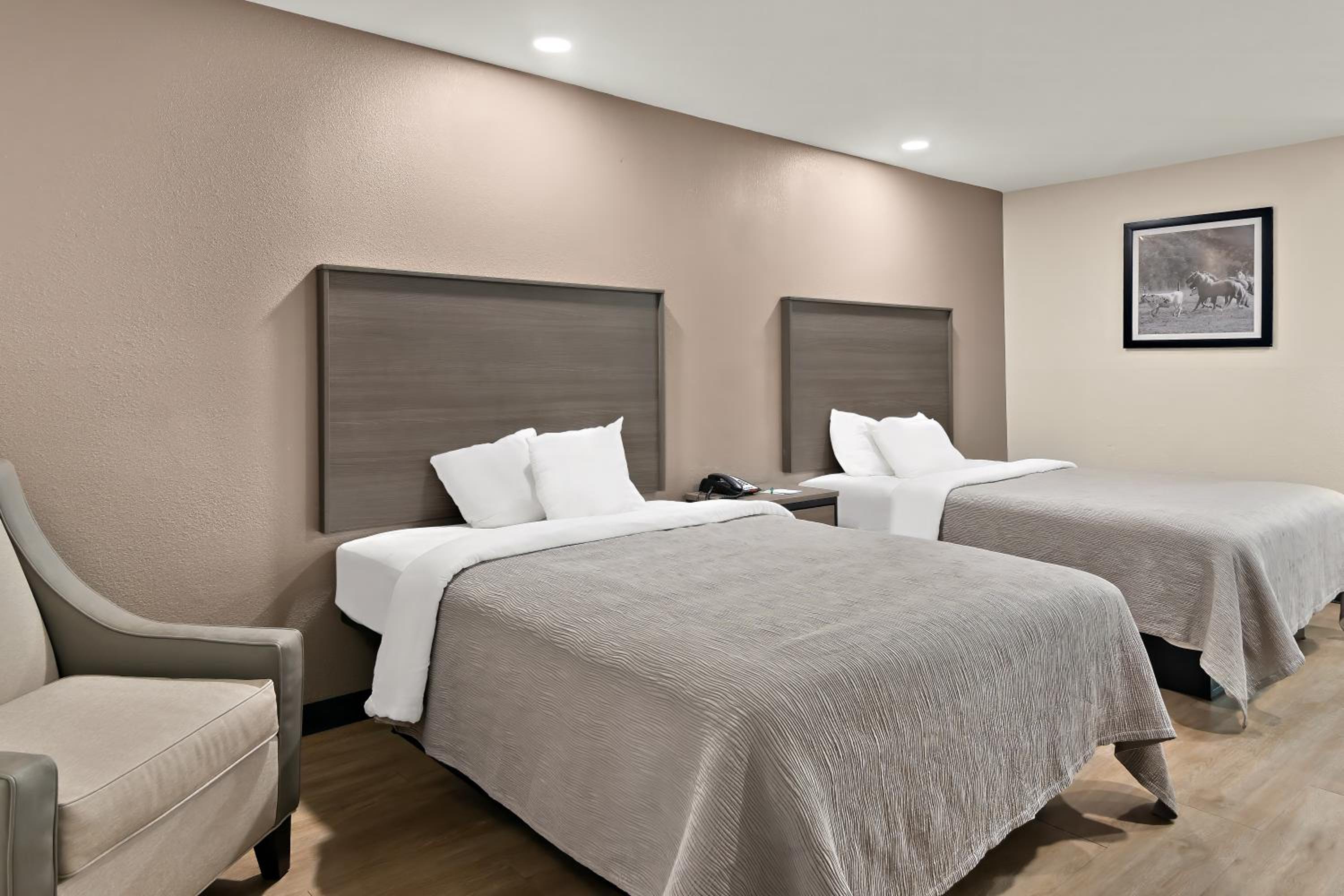 Quadruple Room with Two Queen Beds - Disability Access/Non Smoking/Ground floor - Photo 6