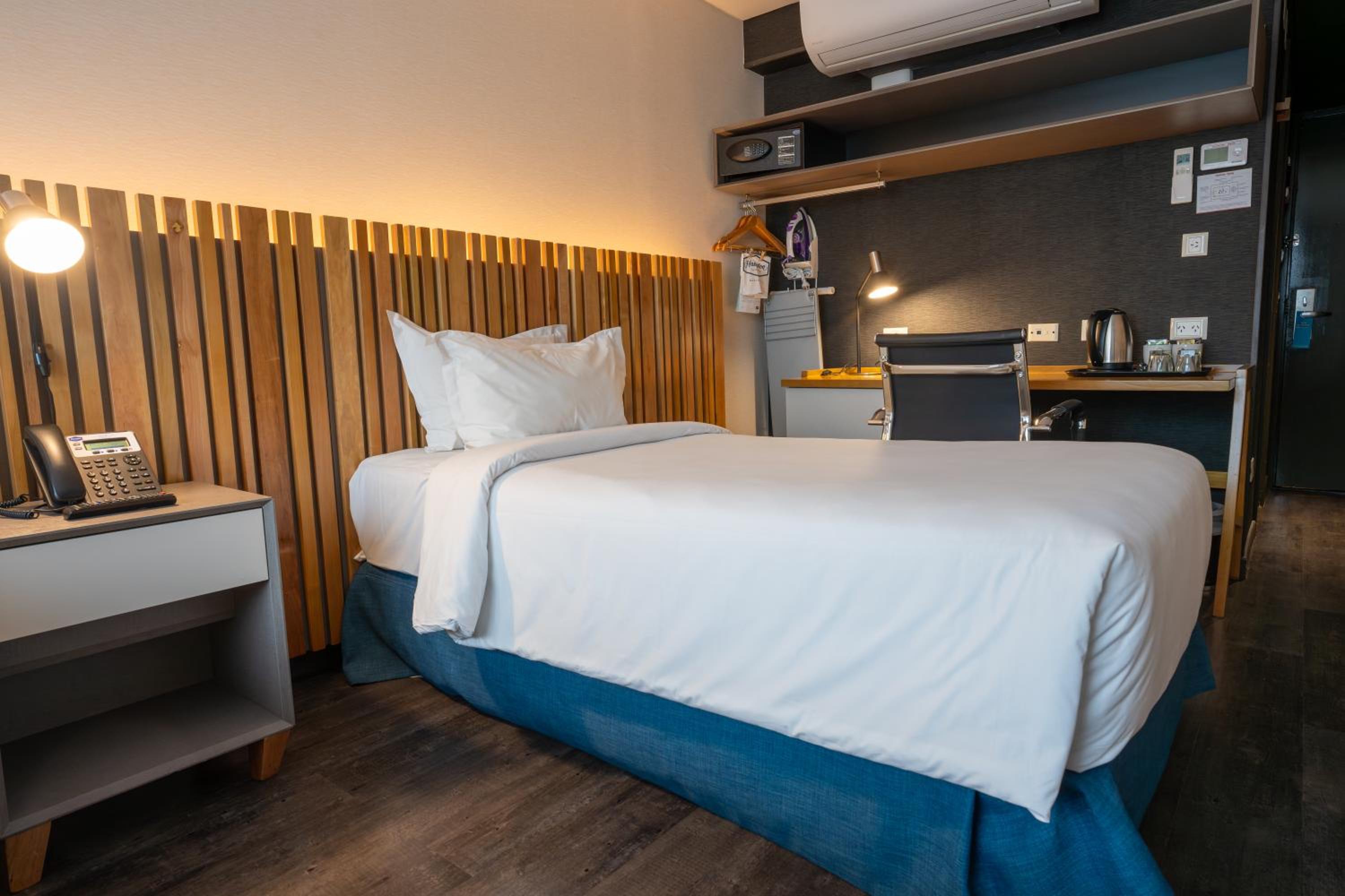 Standard Room - Two Twin Beds - Lake View