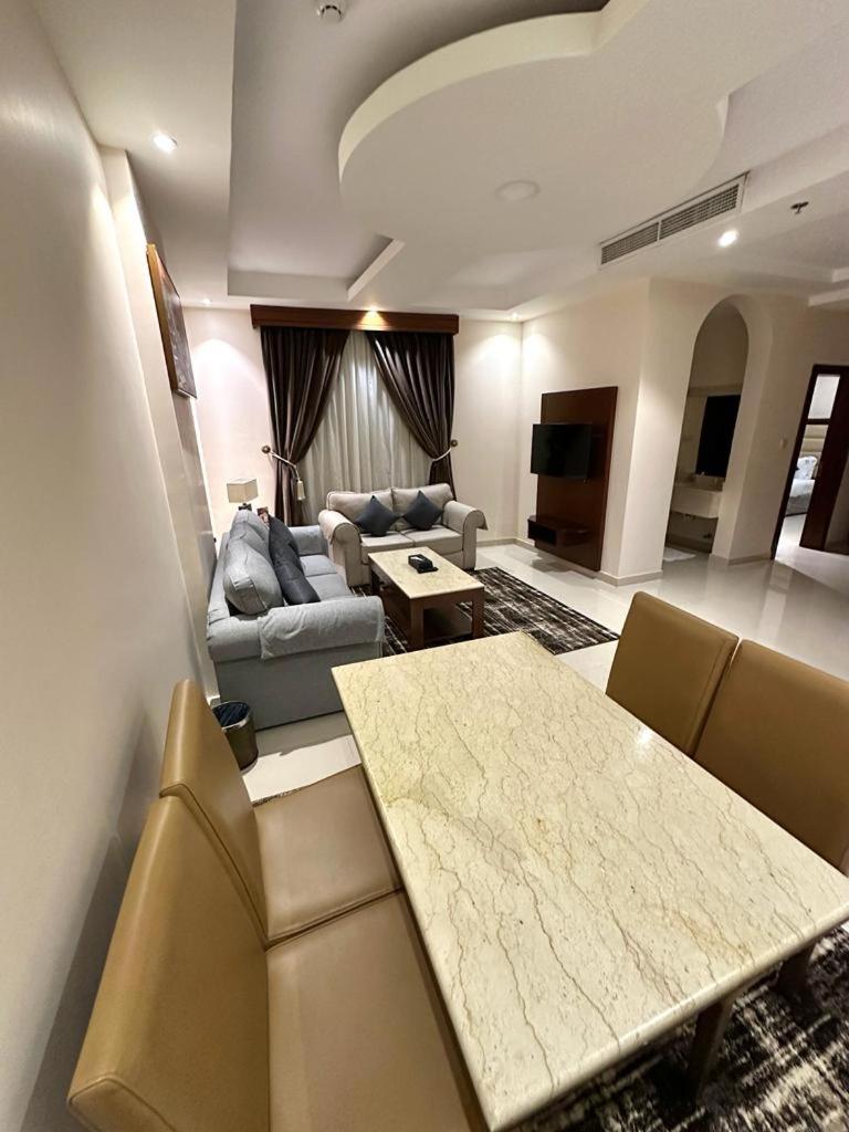 Deluxe King Suite photo 3