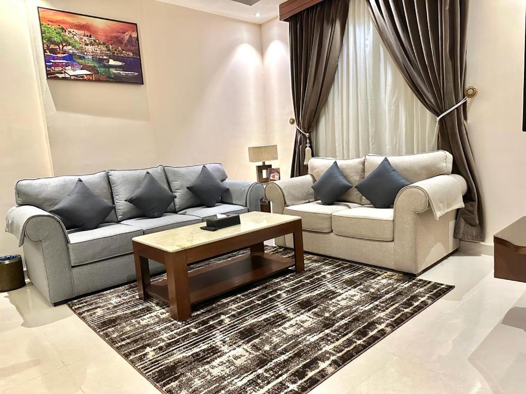 Deluxe King Suite photo 2