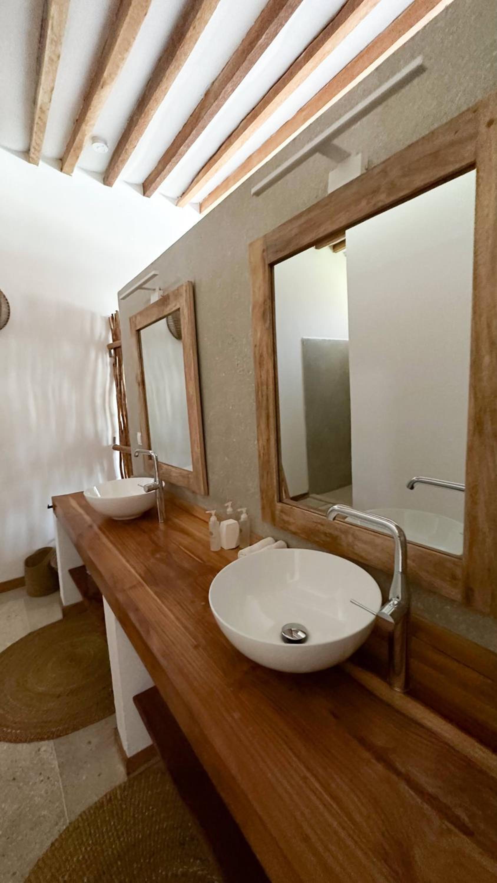 Deluxe King Room - Photo 10