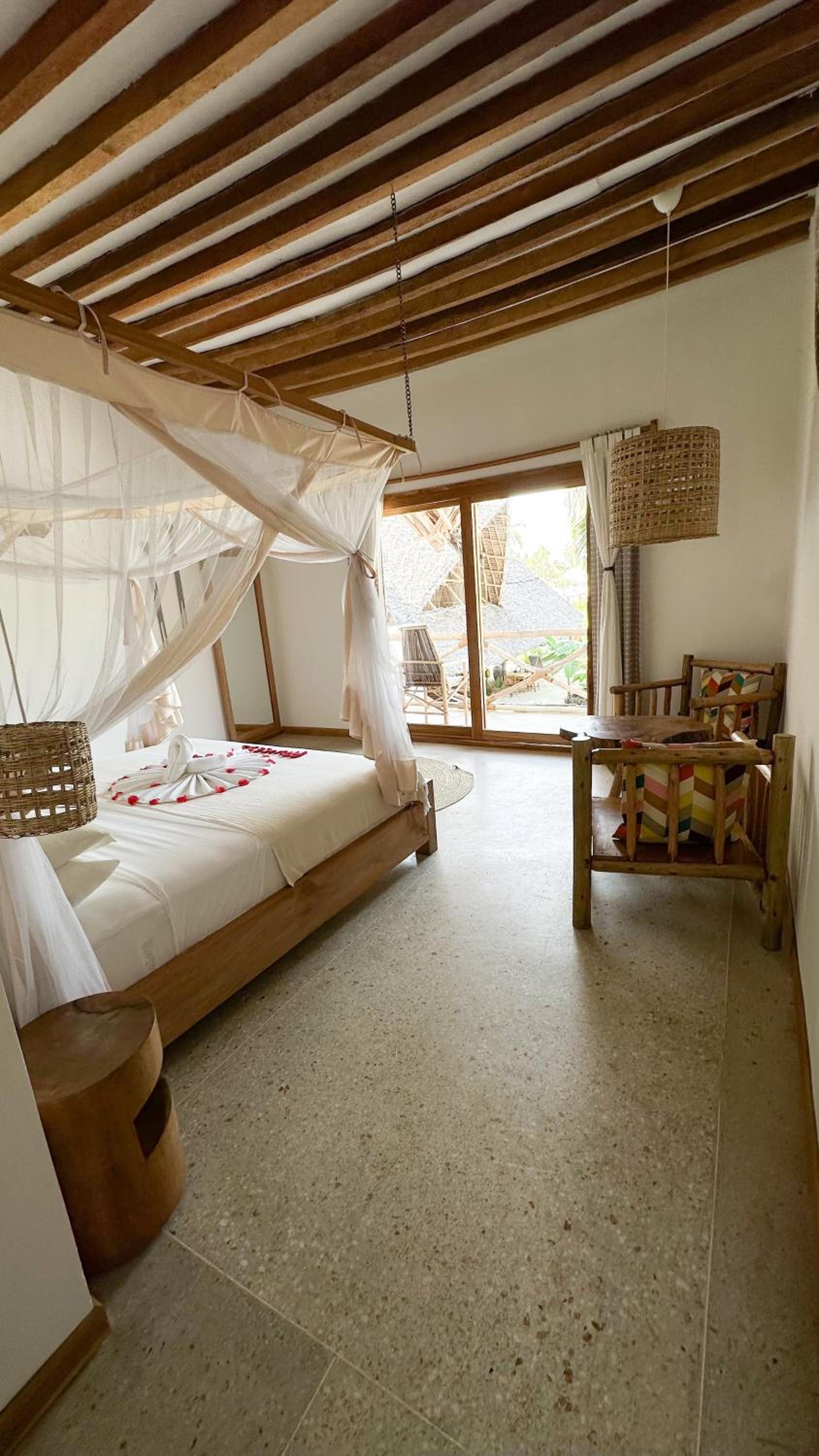 Deluxe King Room - Photo 9
