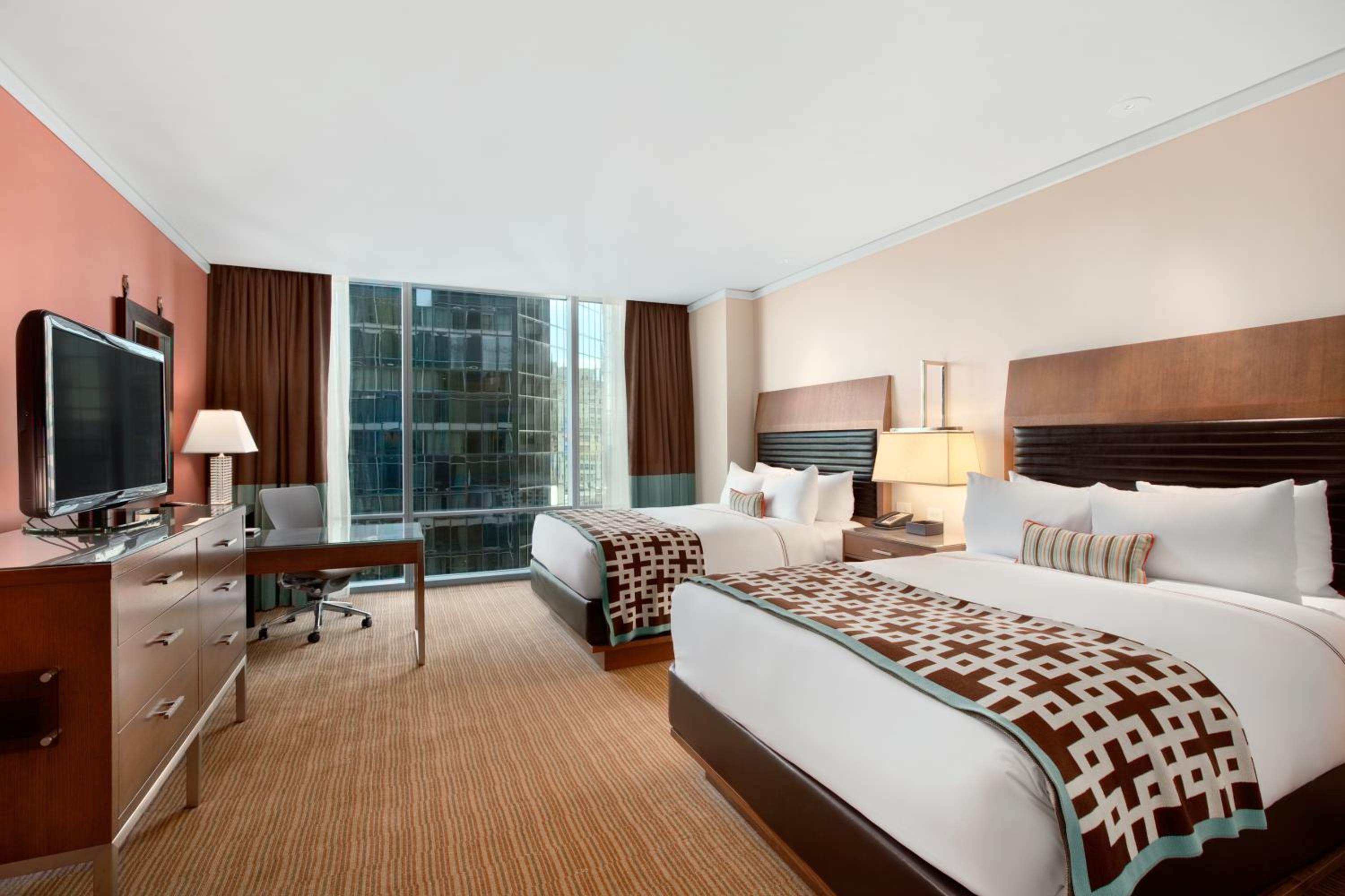 Deluxe Queen Room with Two Queen Beds and River Ballpark View - Photo 4