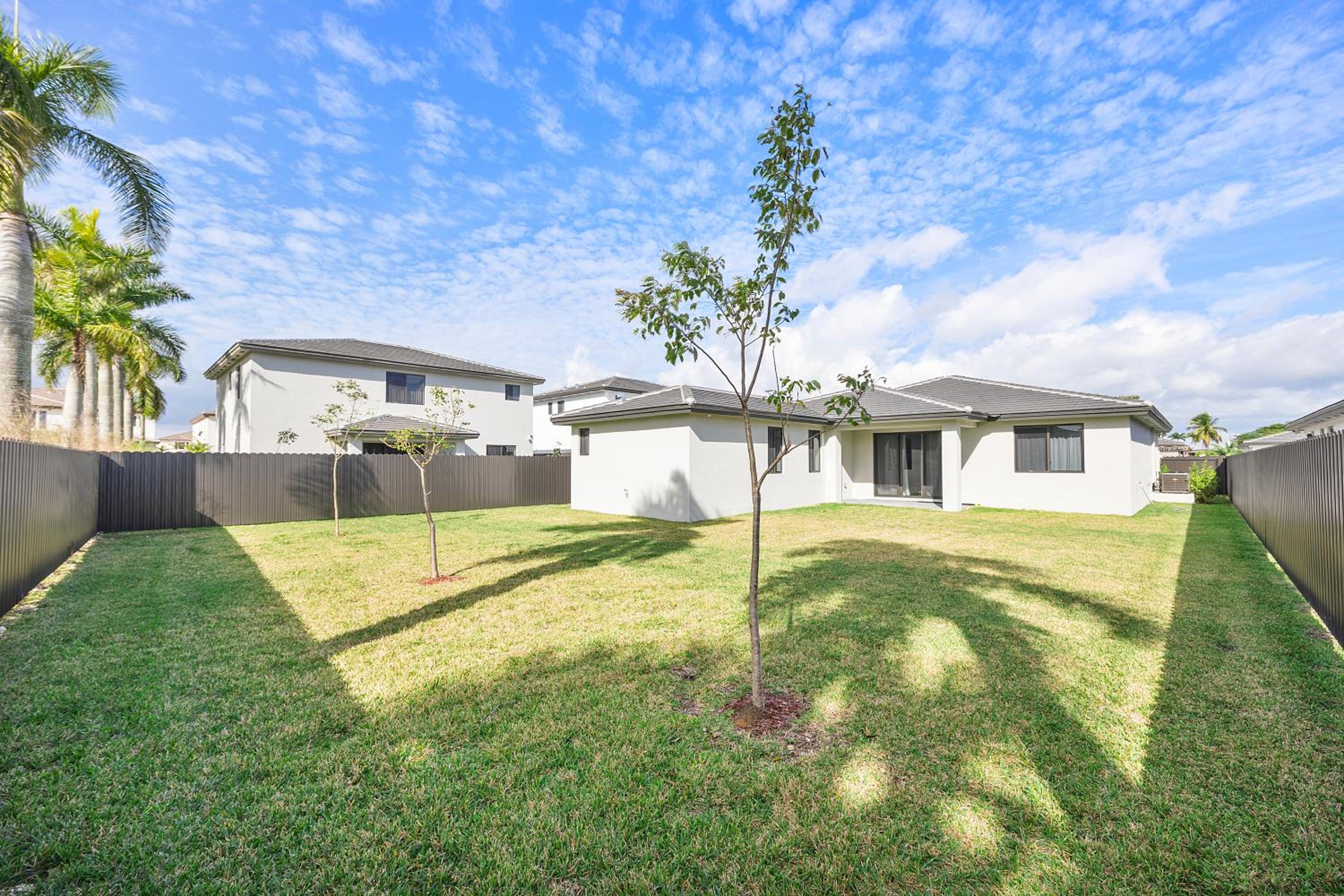 Five-Bedroom House photo 3