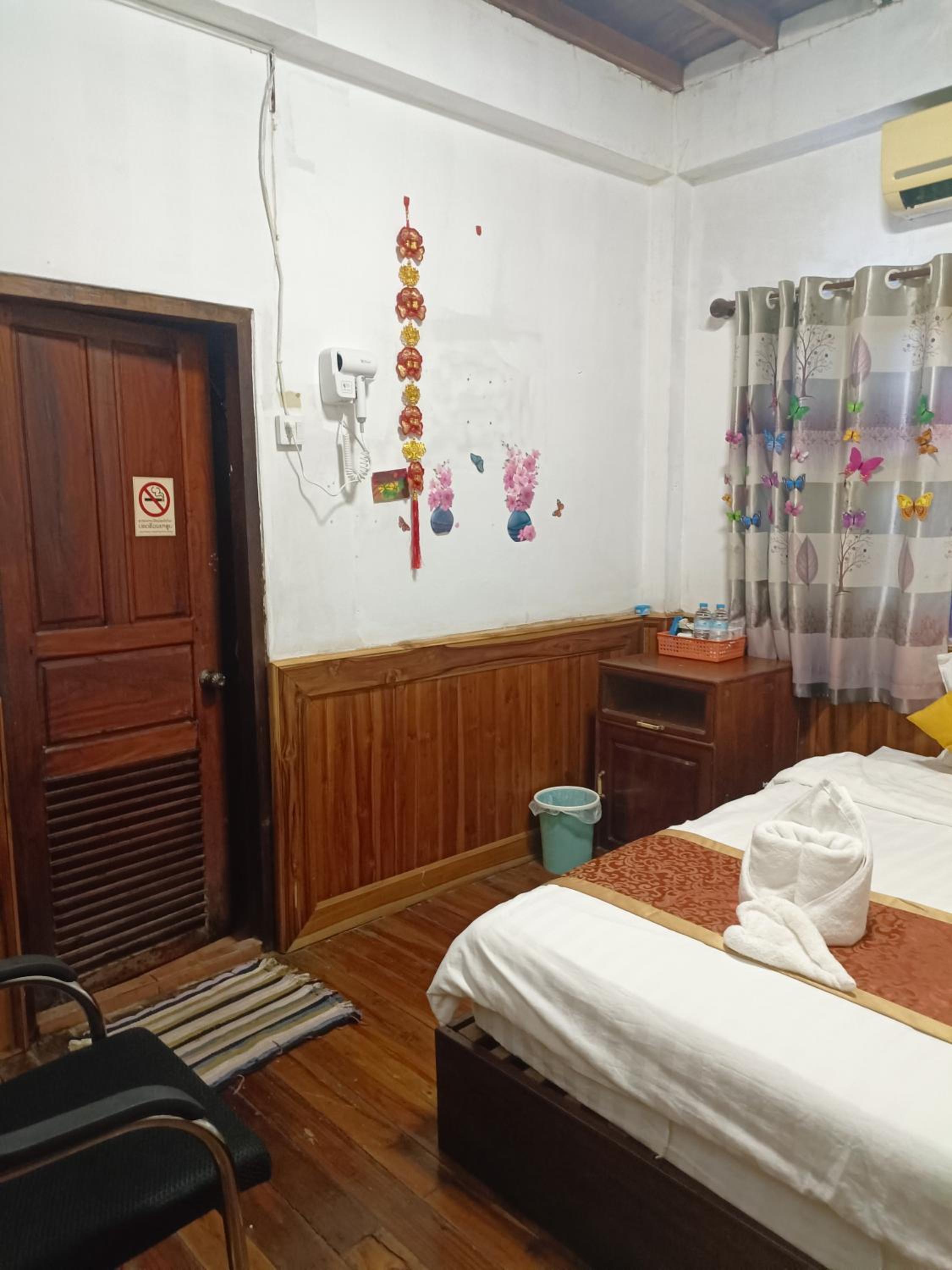 Queen Room photo 2