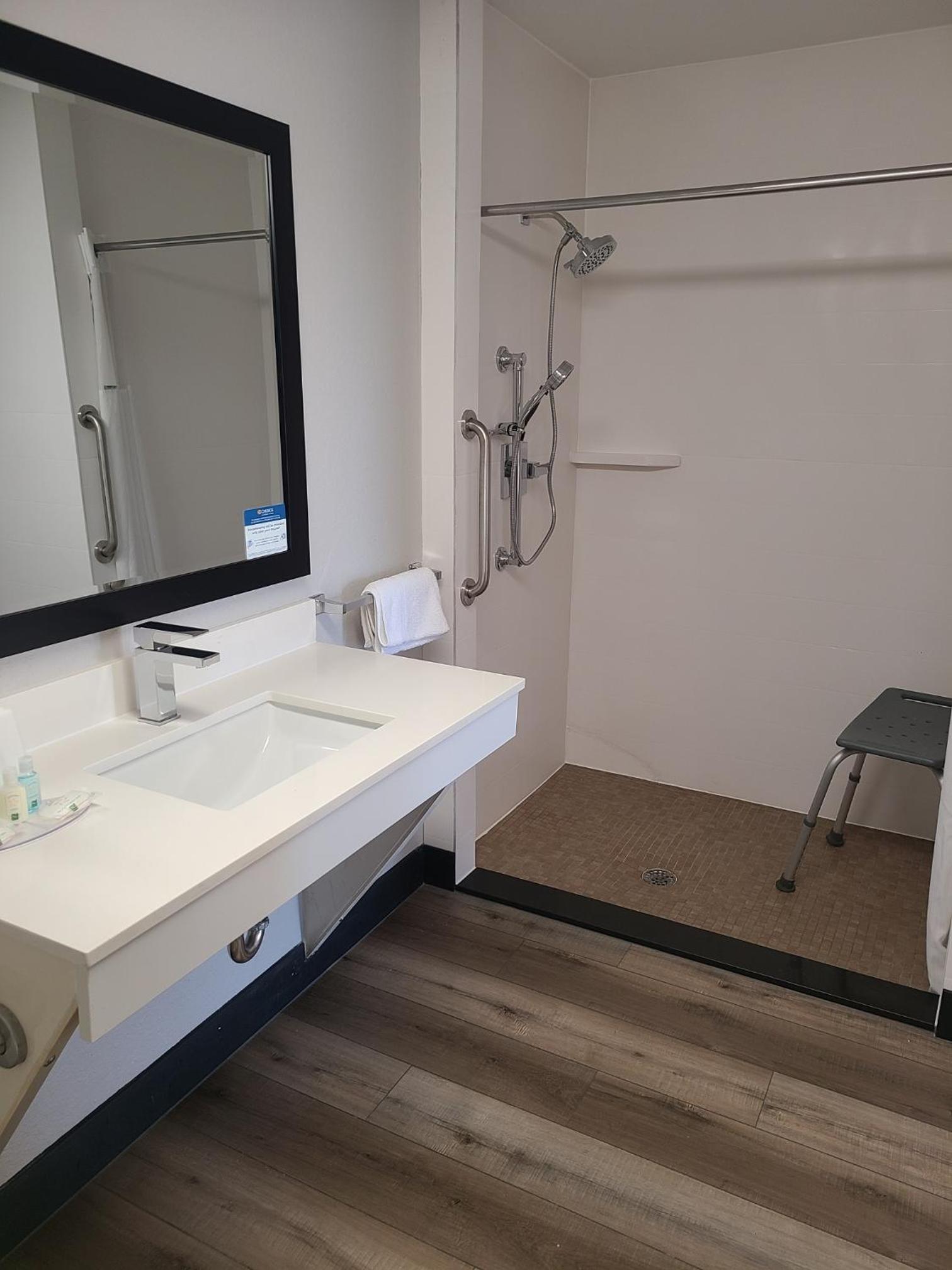 King Room - Disability Access photo 2
