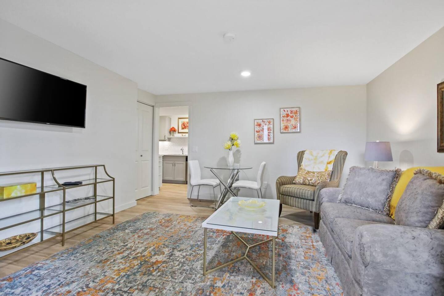 One-Bedroom Apartment photo 1