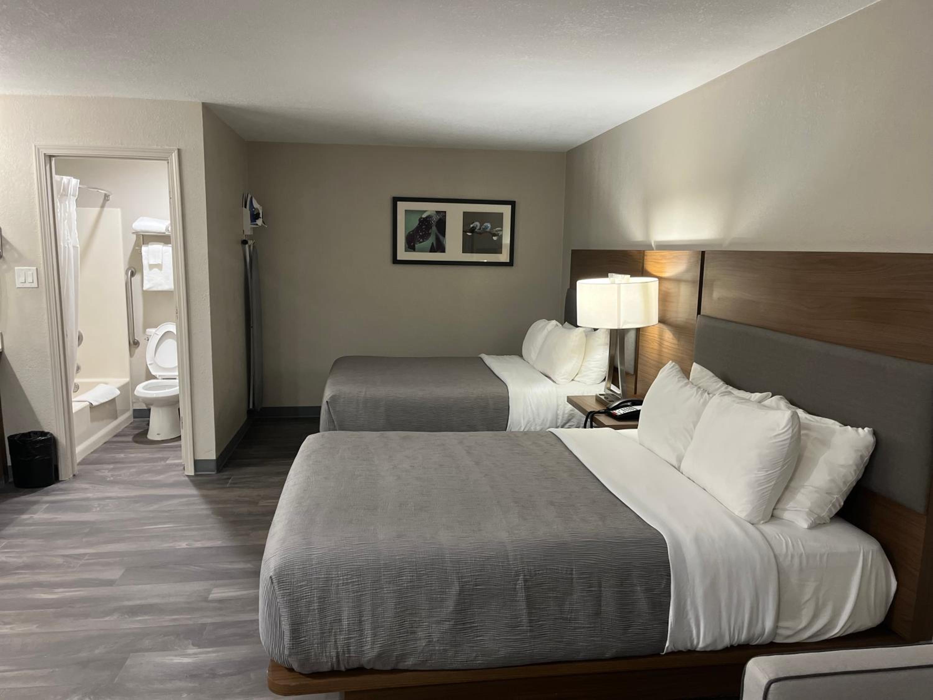 Queen Suite With Two Queen Beds - Non Smoking - Photo 3
