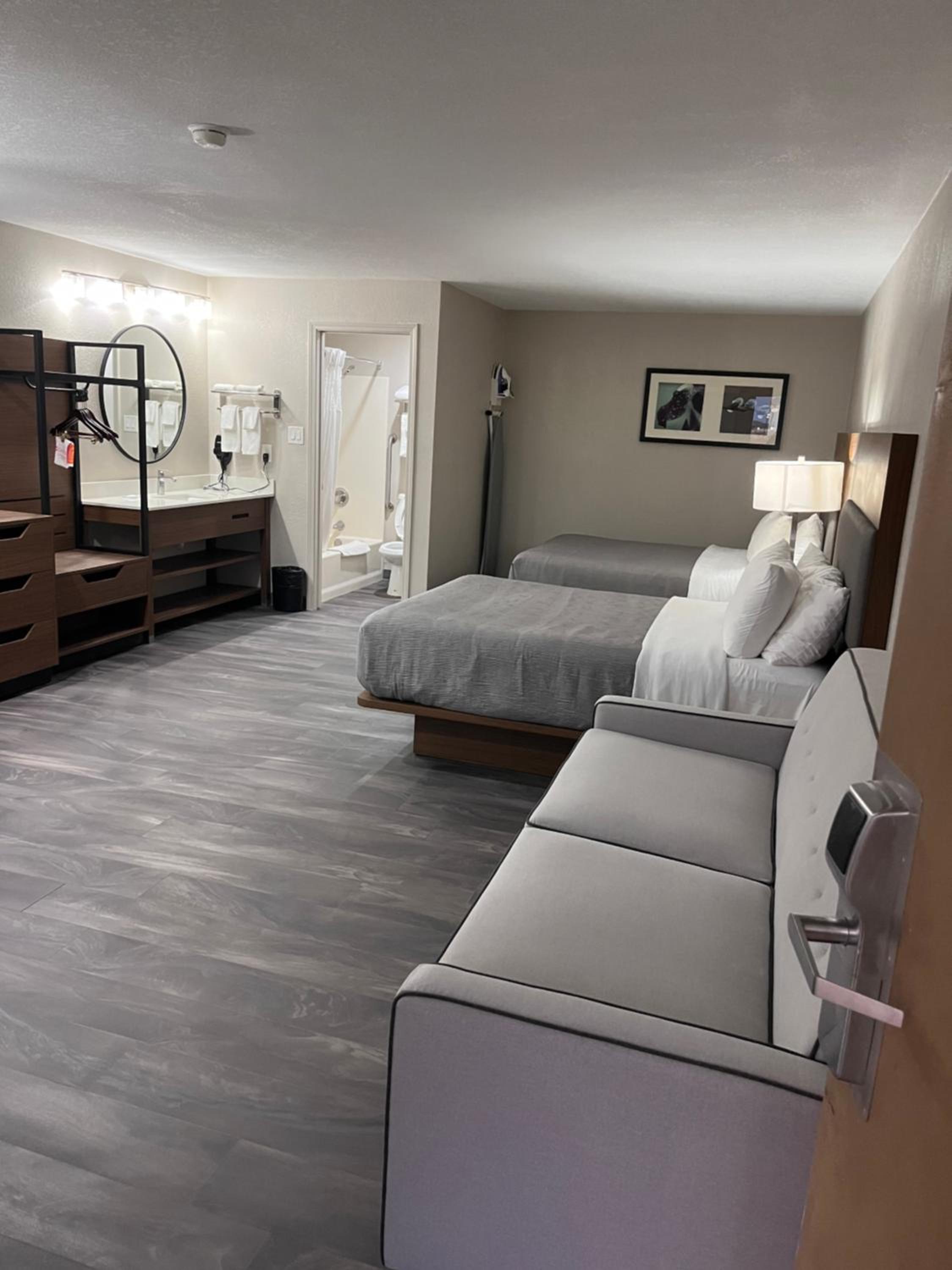 Queen Suite With Two Queen Beds - Non Smoking - Photo 7