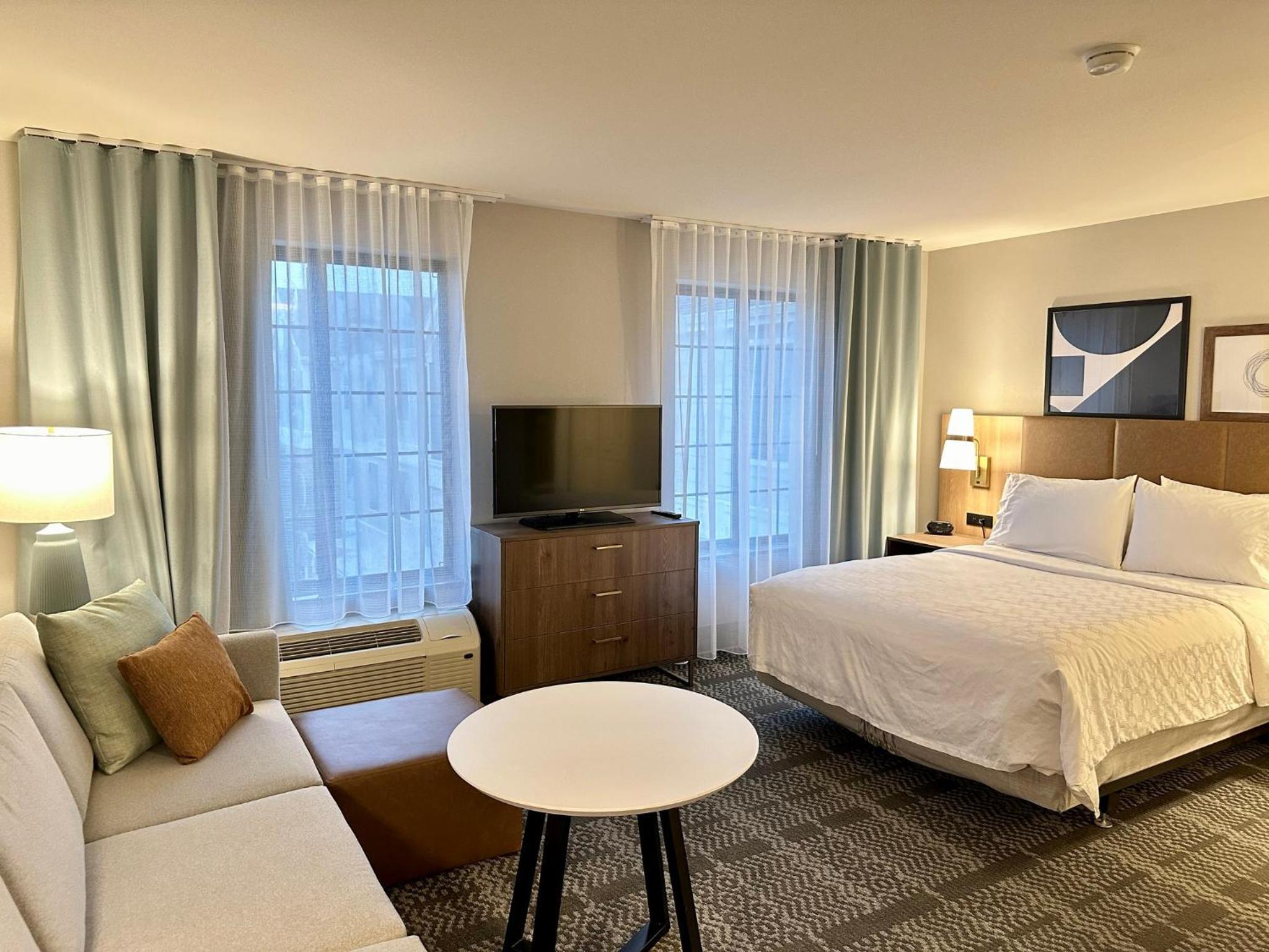Queen Studio Suite - Photo 1