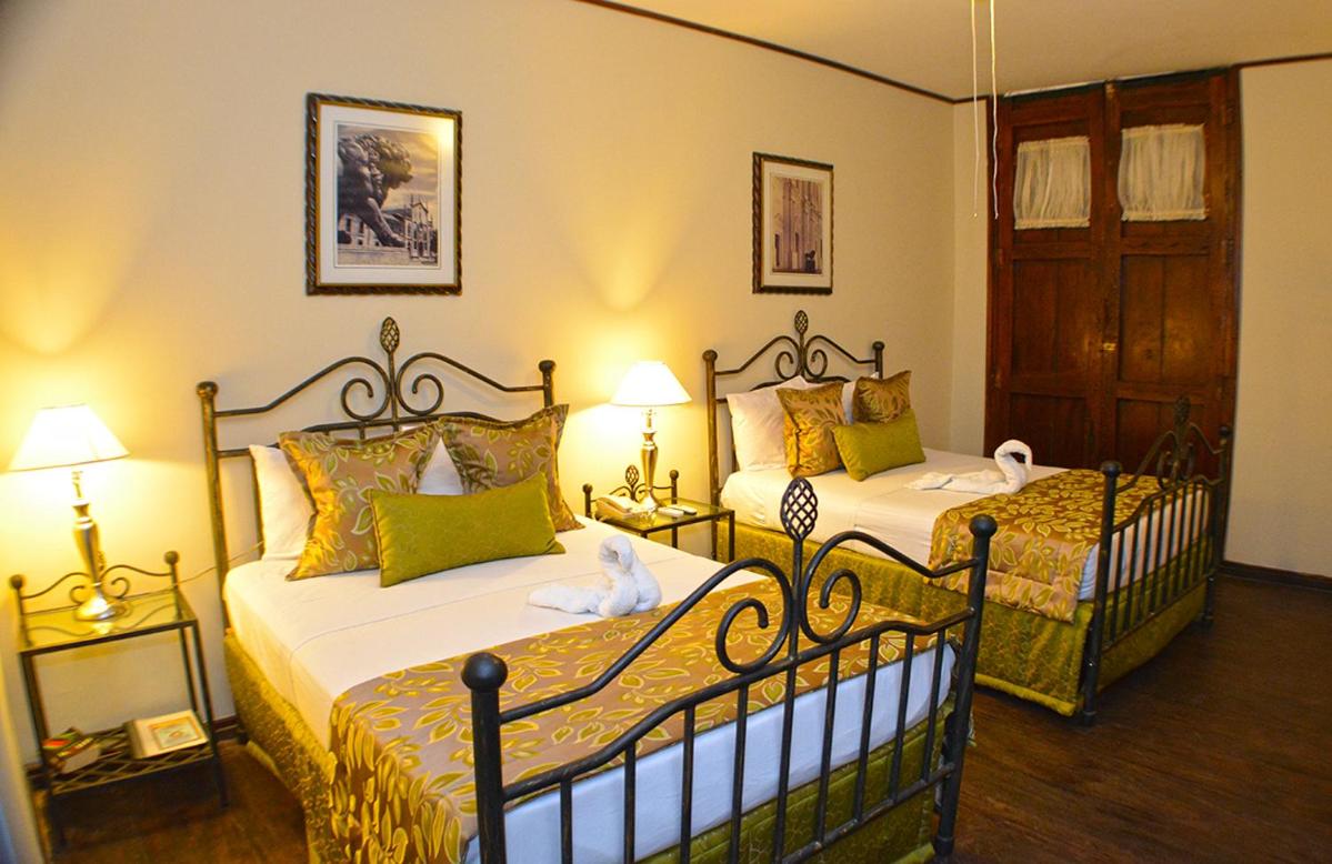Queen Room with Two Queen Beds photo 2