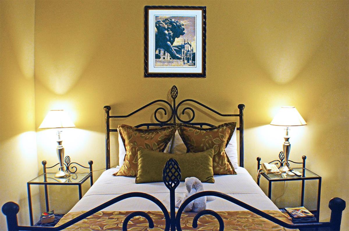 Queen Room photo 1