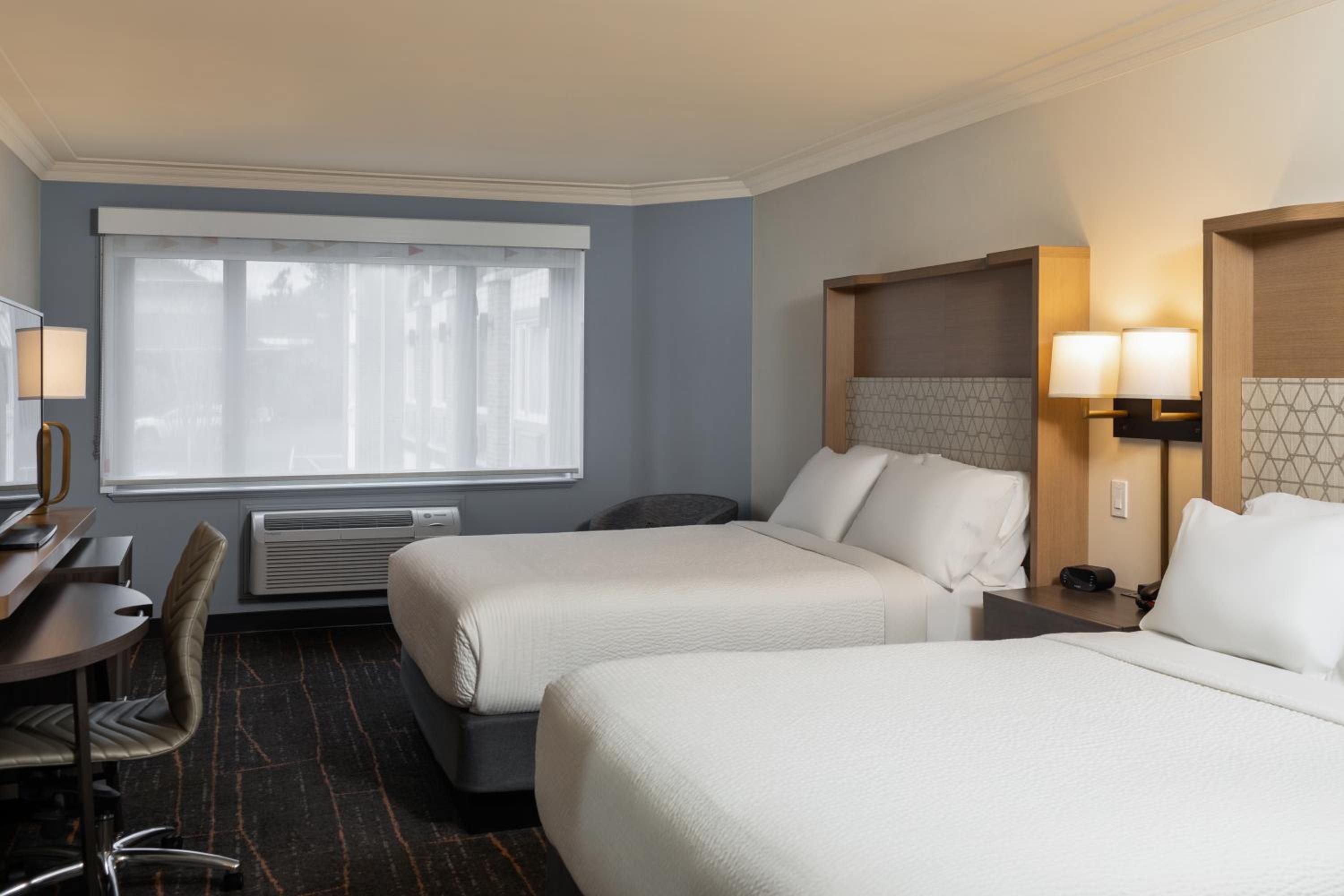 Standard Room with Two Queen Beds - Photo 5