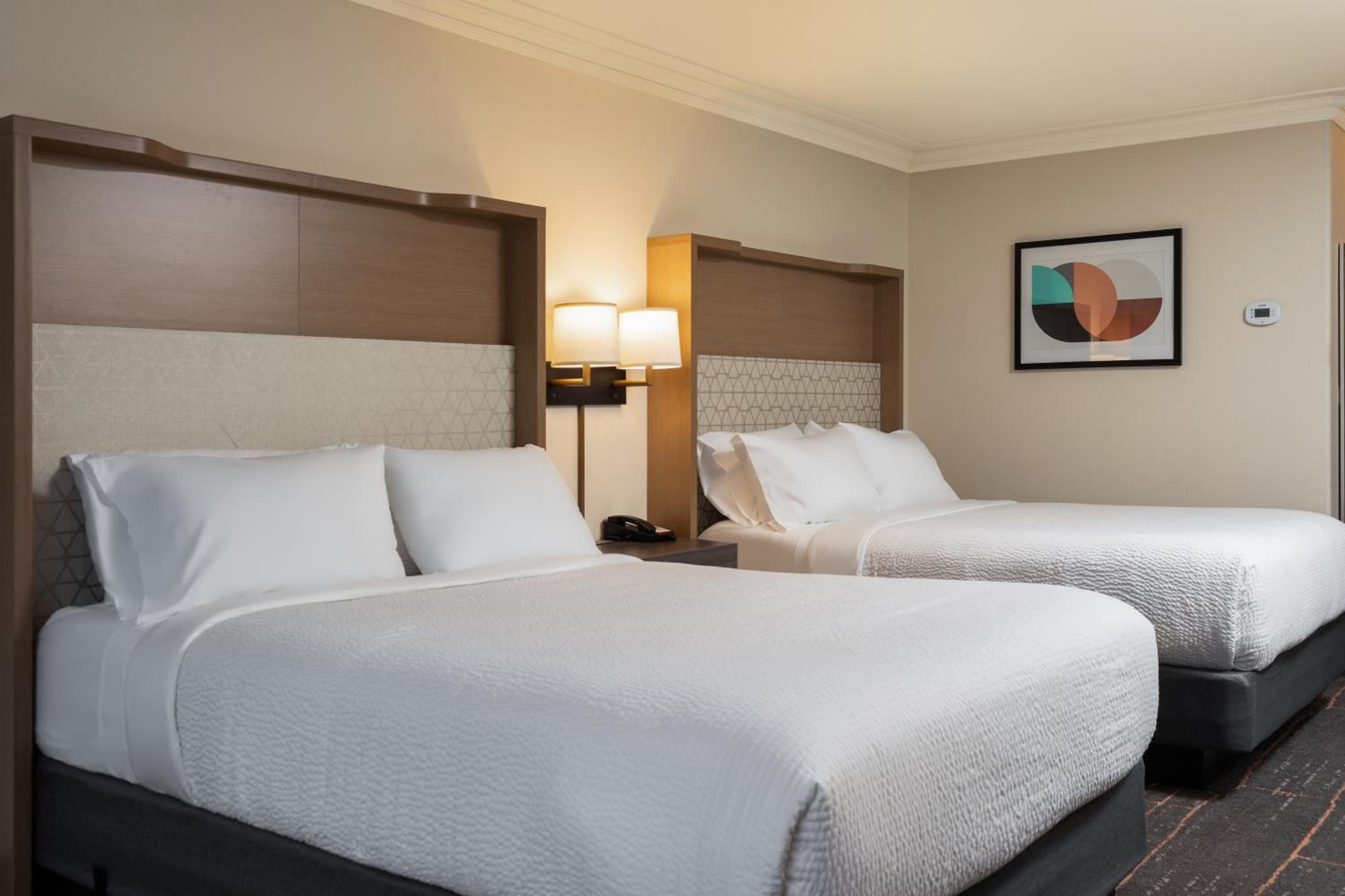 Standard Room with Two Queen Beds - Photo 4