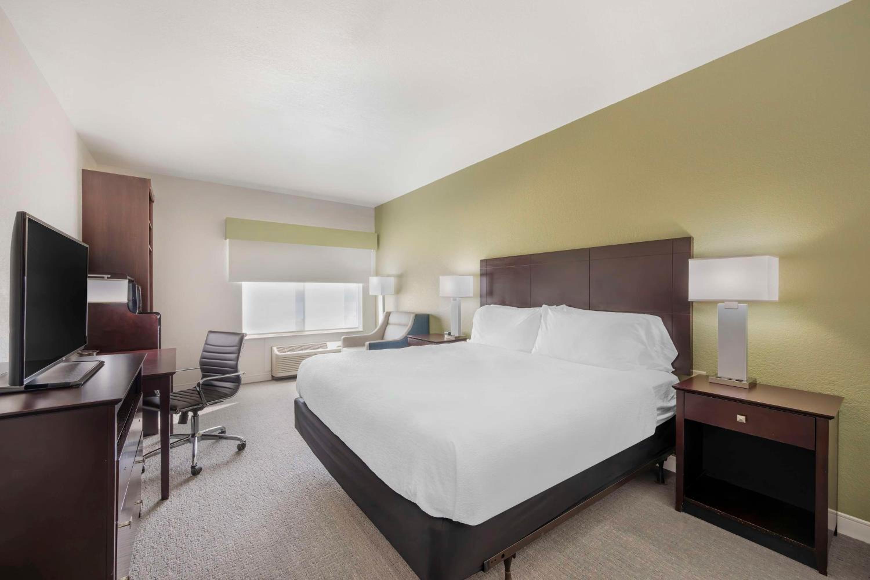 King Room - Non-Smoking - Photo 2