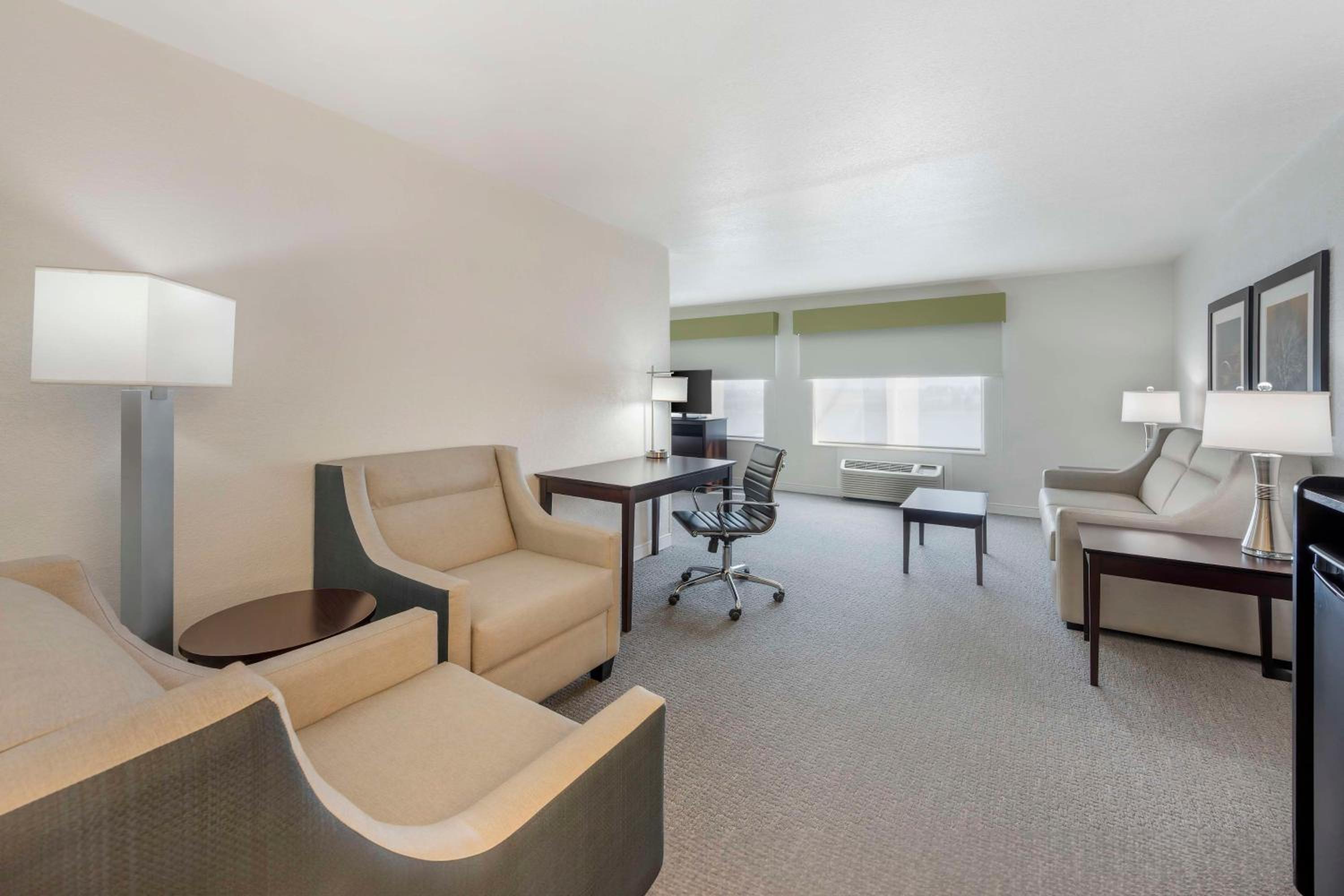 King Suite - Non-Smoking - Photo 1