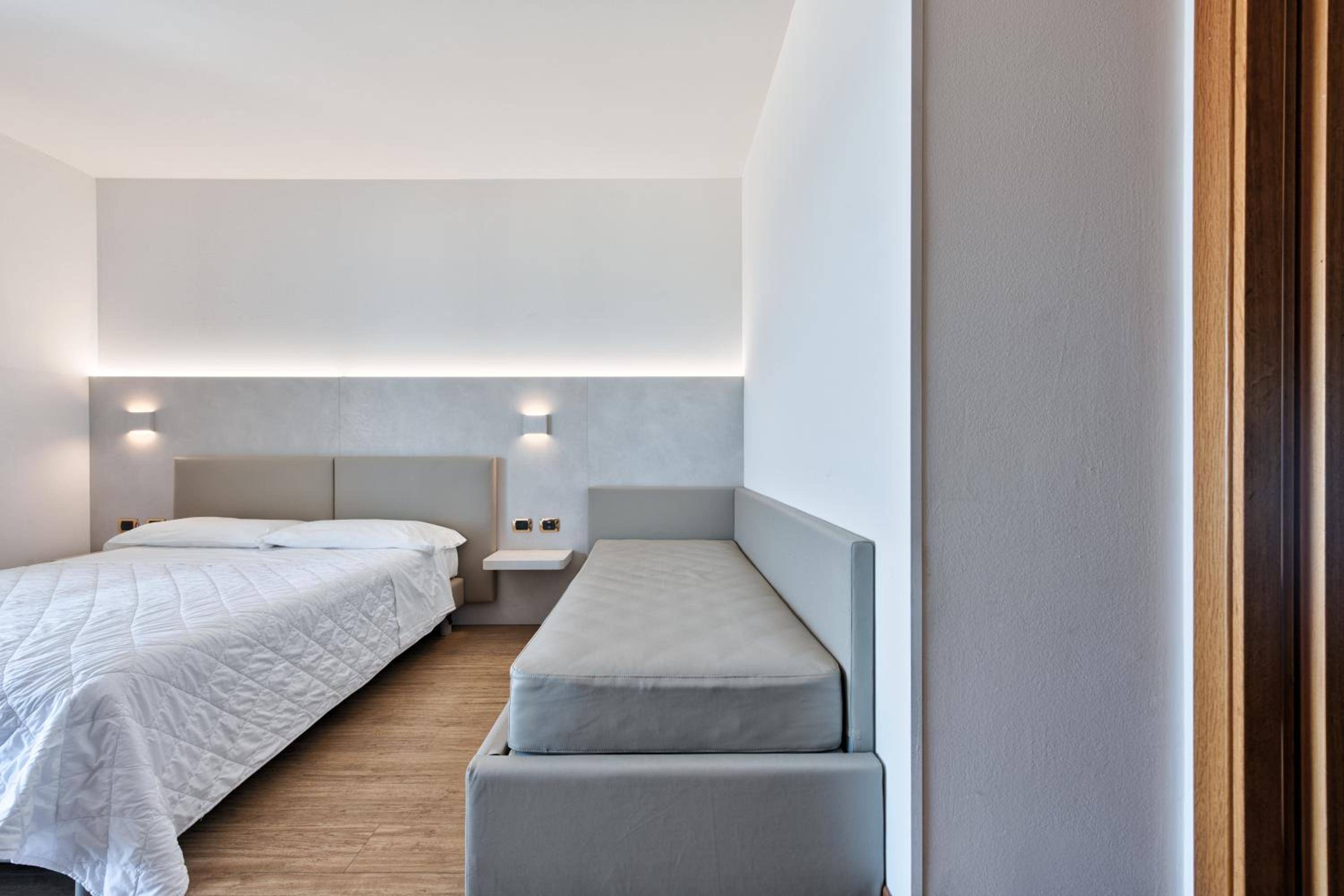 Two Connecting Double Rooms with Sea View - Photo 15