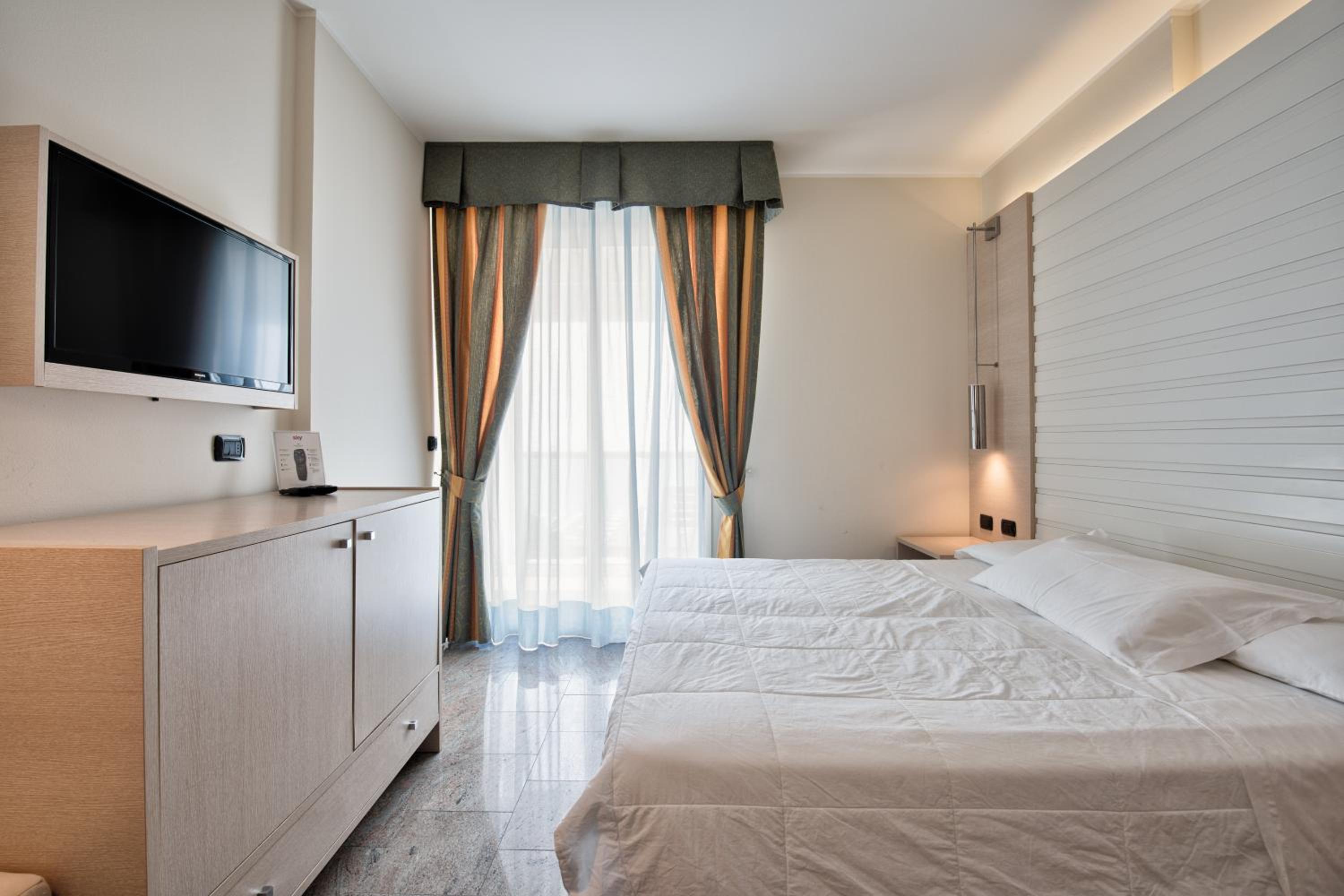 Double Room with Balcony and Sea View - Photo 1