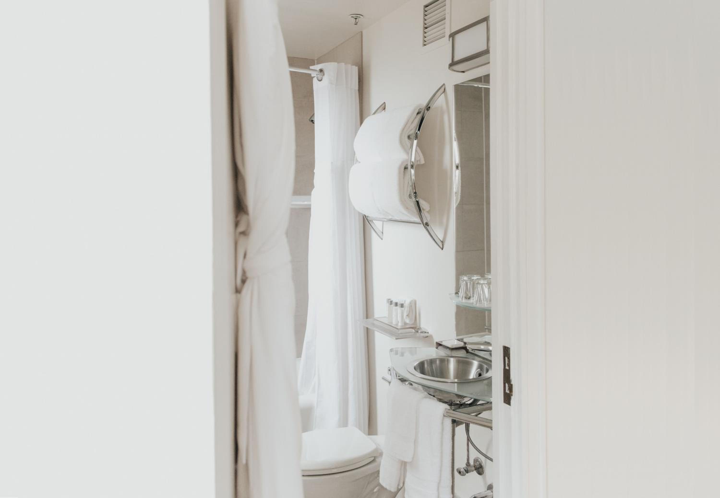 Deluxe Queen Room - Photo 5
