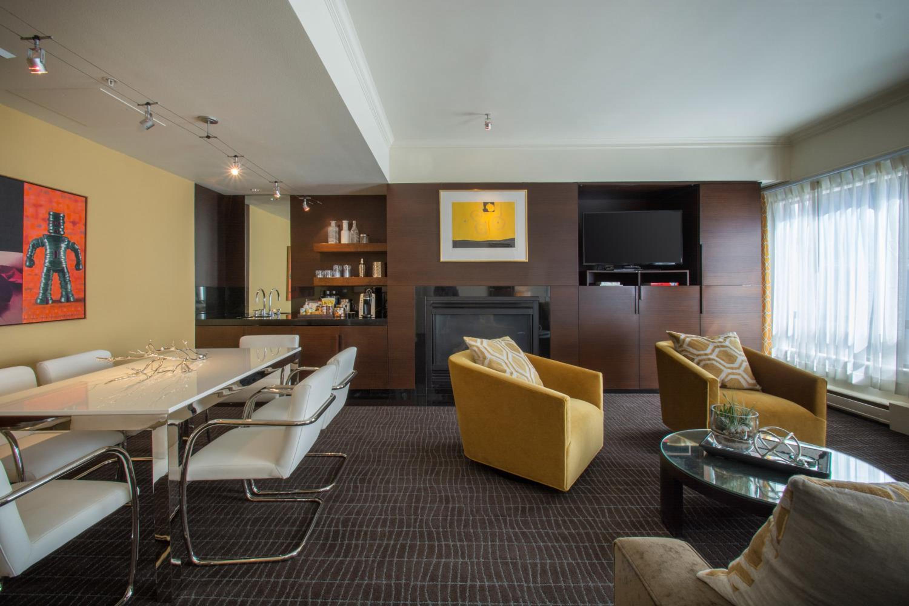One-Bedroom Suite - Photo 4