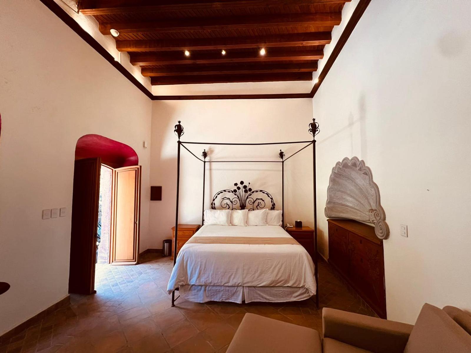 Superior Suite - Photo 20