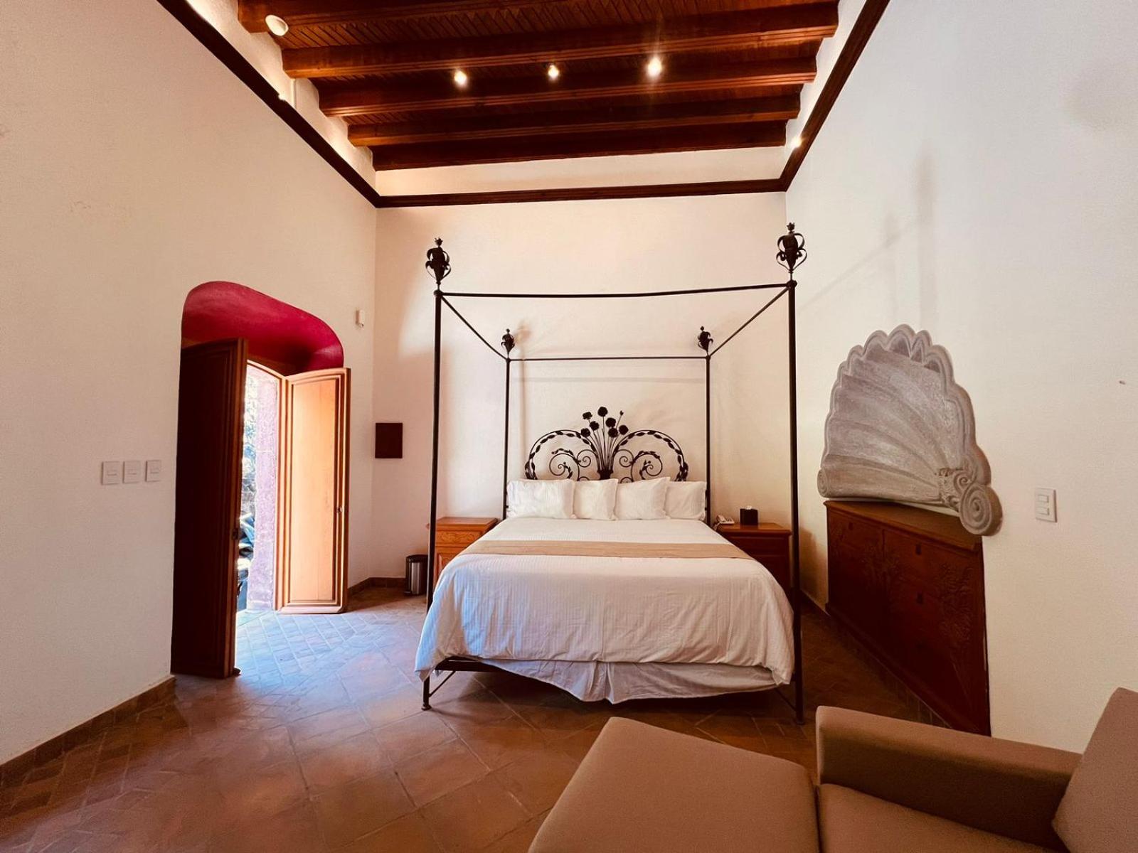 Superior Suite - Photo 19