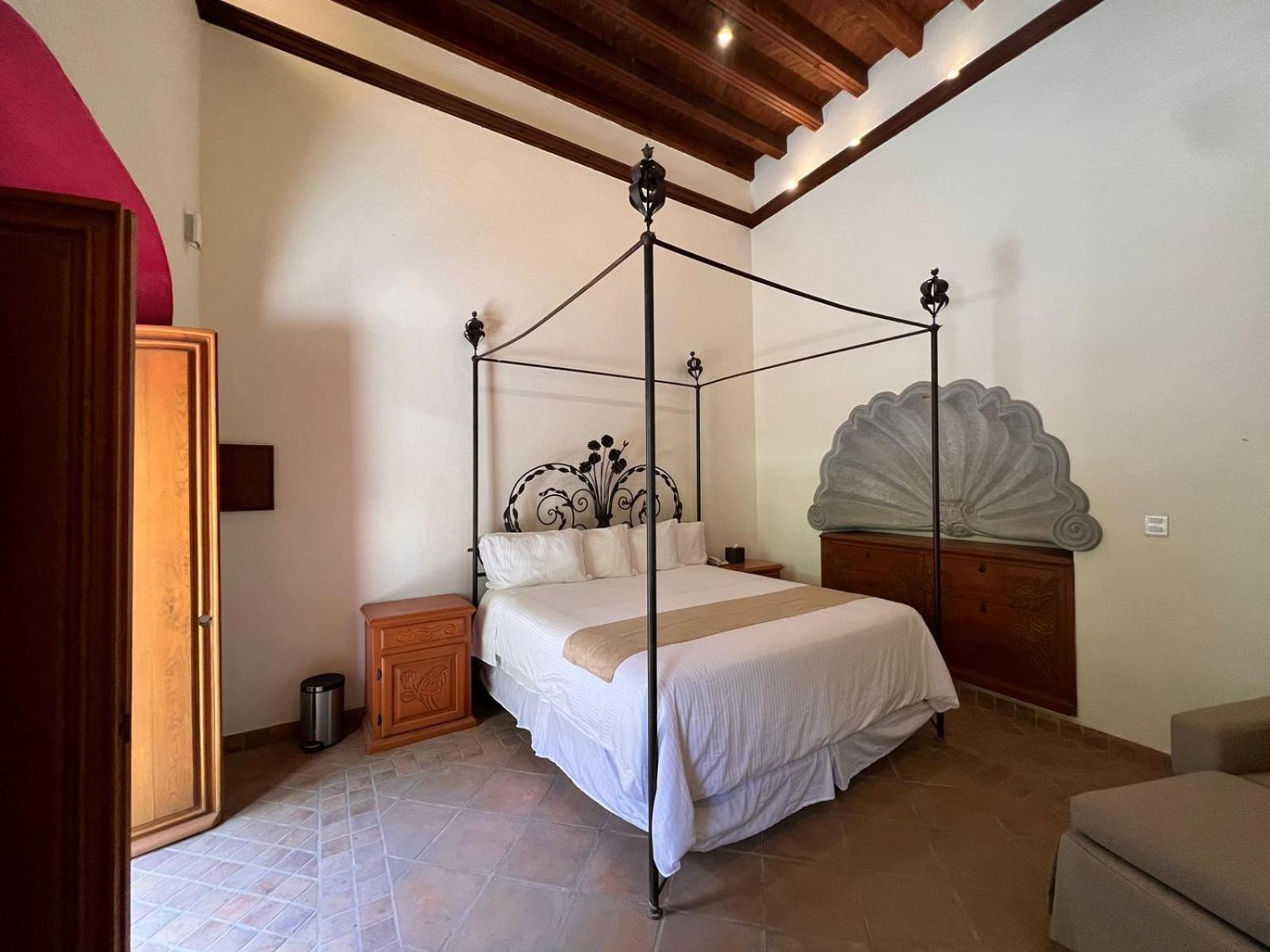 Superior Suite - Photo 17