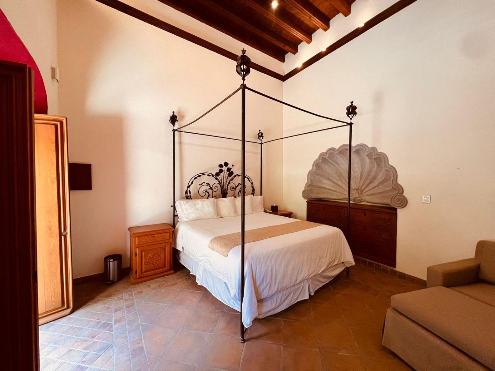 Superior Suite - Photo 15