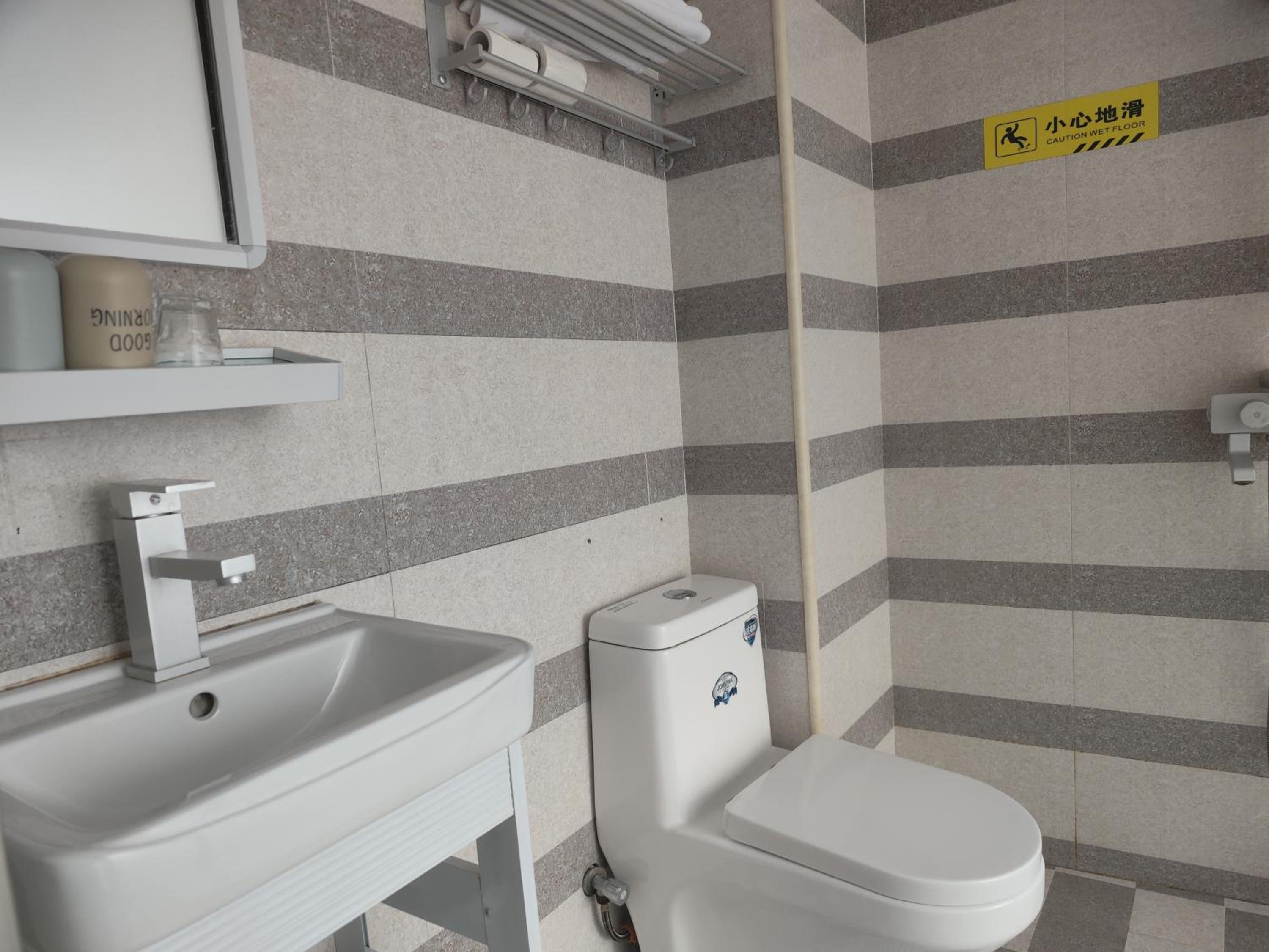Family Room with Private Bathroom photo 2