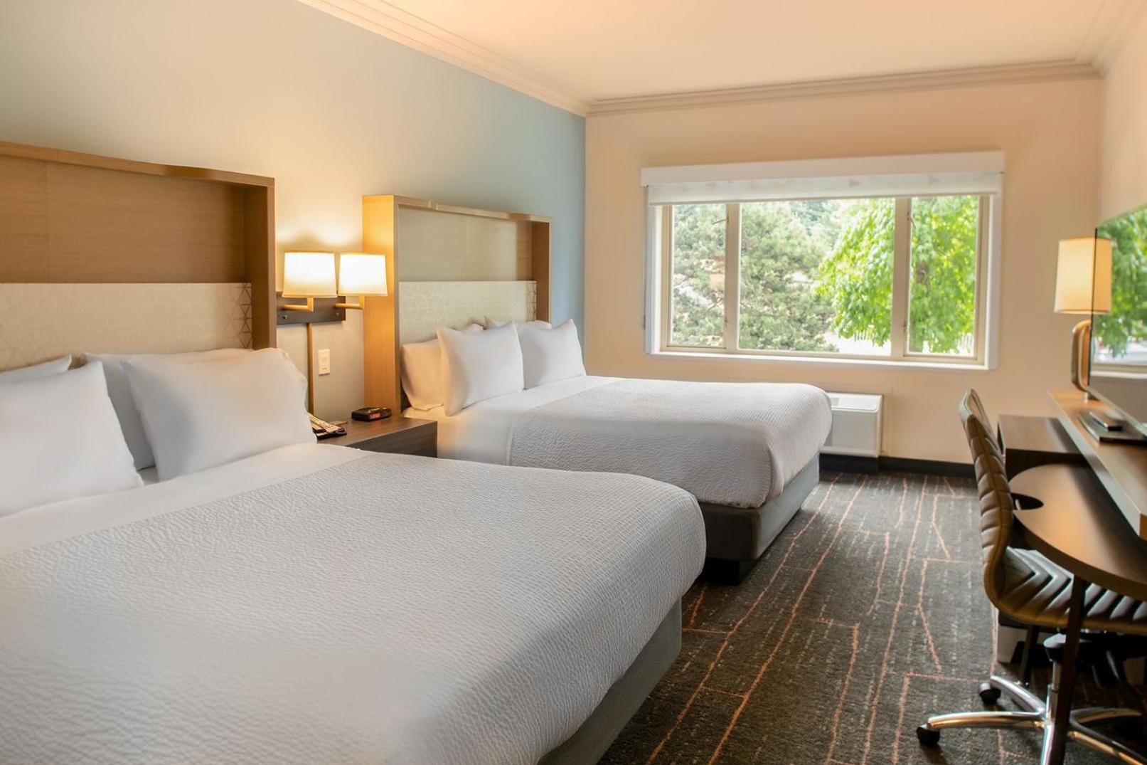 Standard Queen Room with Two Queen Beds - Pet Friendly - Photo 6