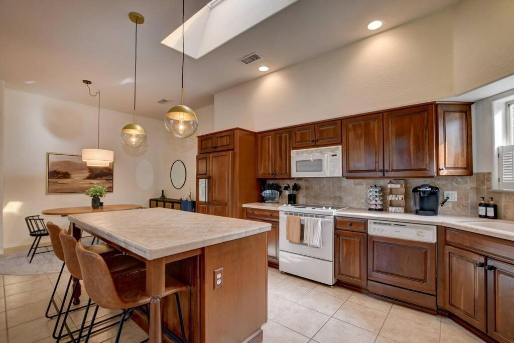 Three-Bedroom House photo 3