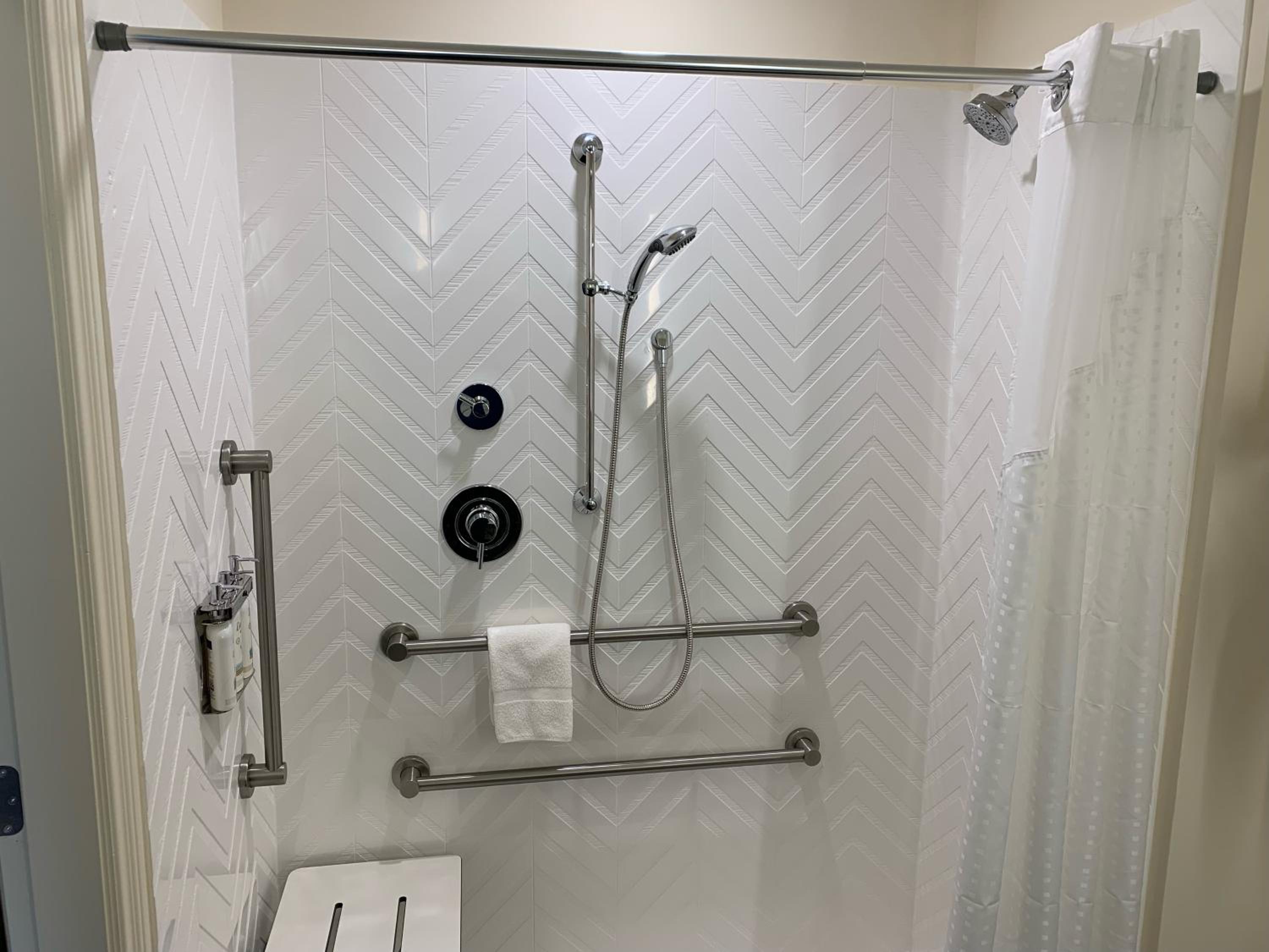 King Room with Mobility Accessible Roll-In Shower - Non-Smoking - Photo 4